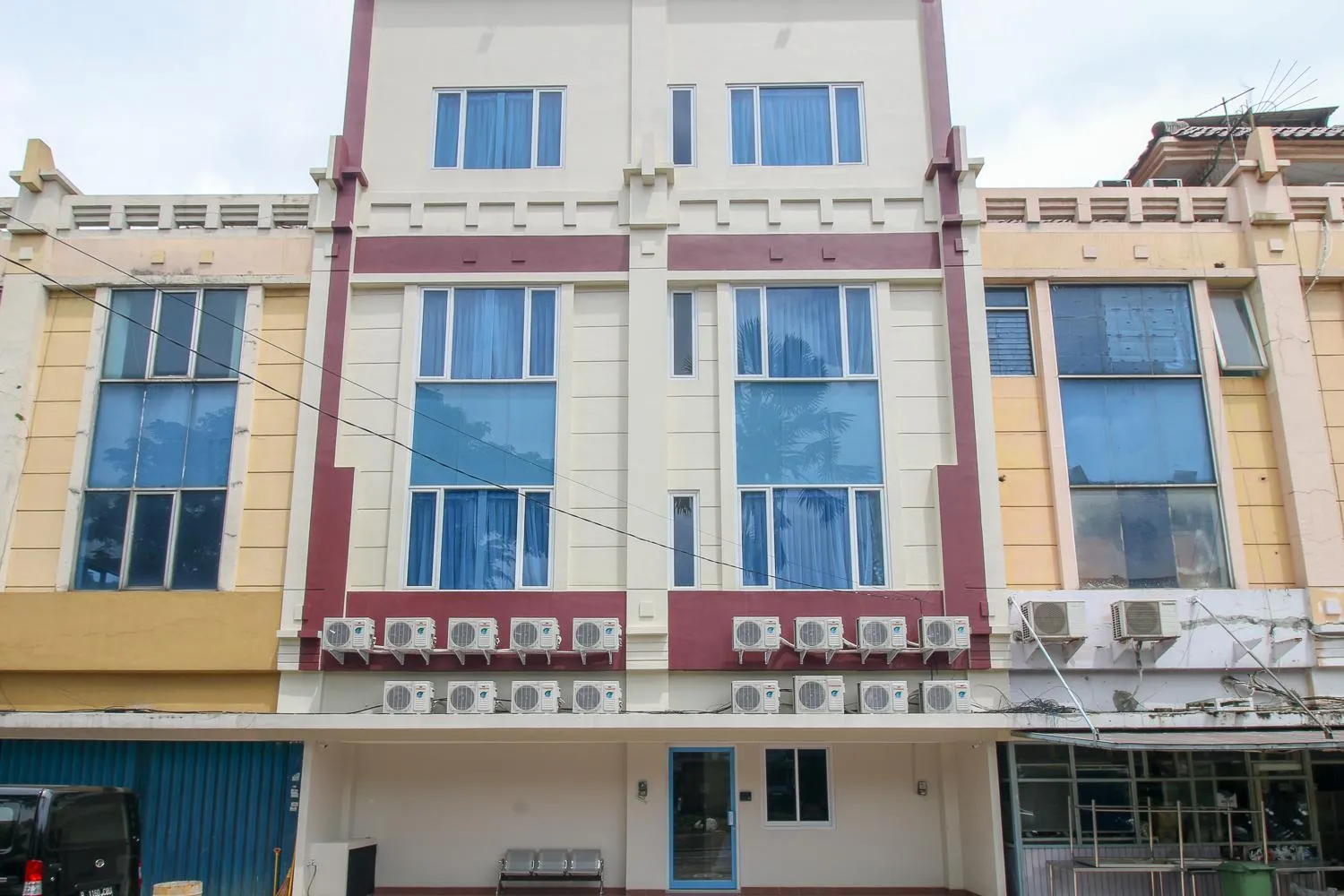 RedDoorz Plus near Soekarno Hatta Airport Taman Mahkota