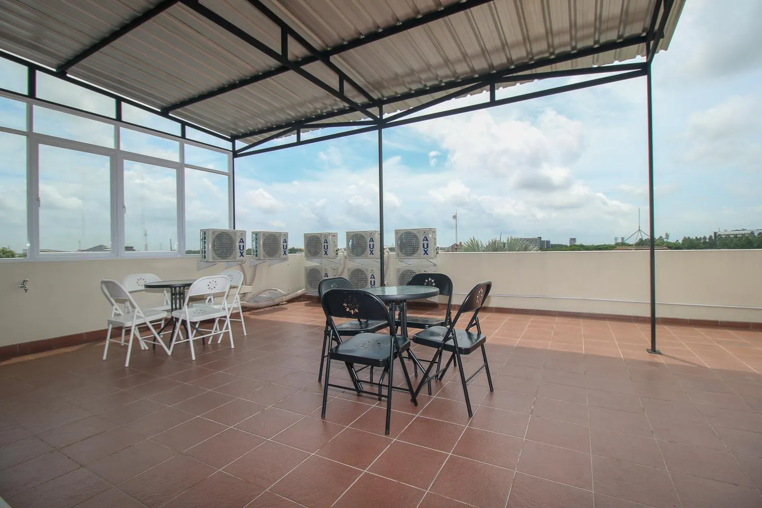 RedDoorz Plus near Soekarno Hatta Airport Taman Mahkota