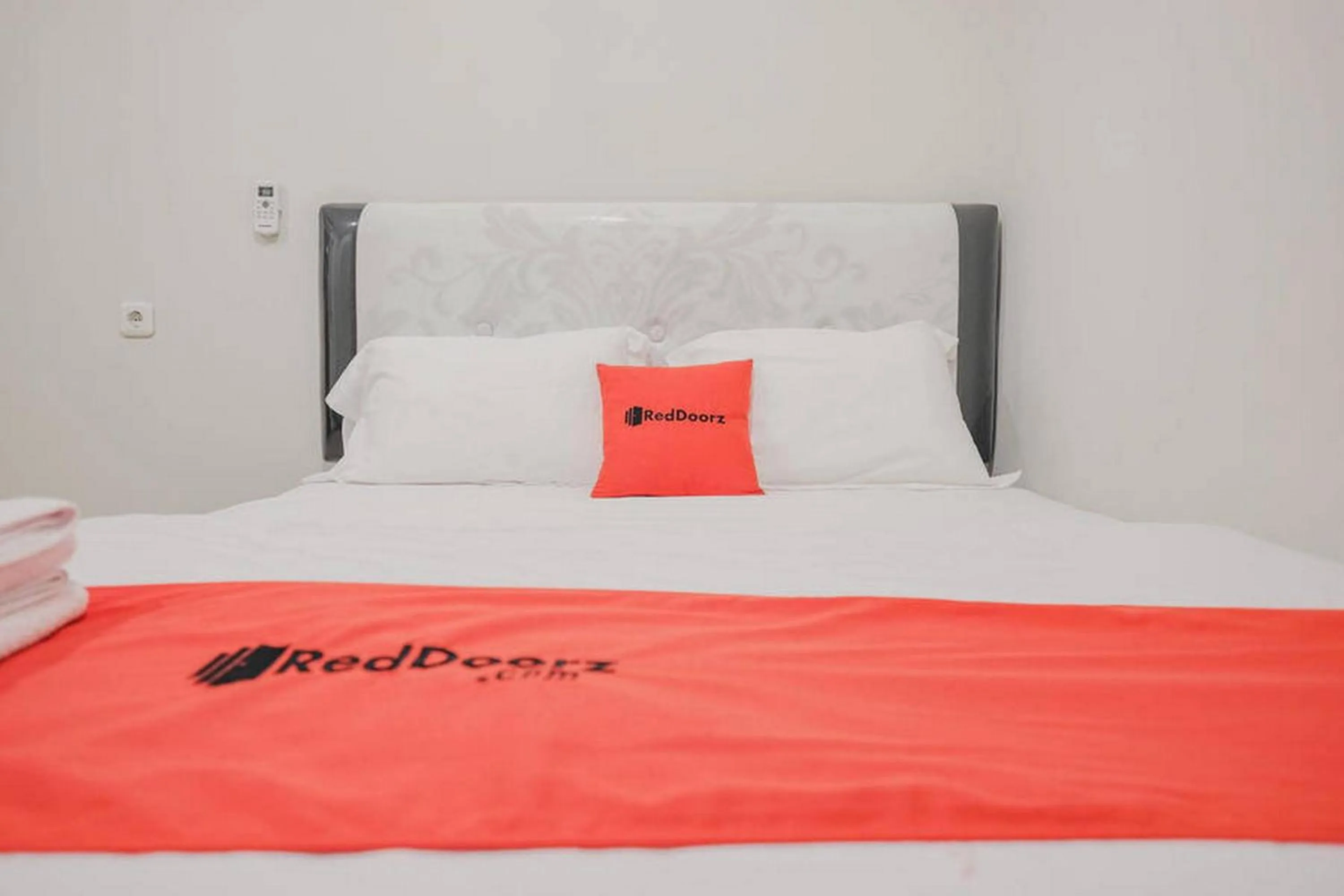 Bed in RedDoorz Plus near Soekarno Hatta Airport Taman Mahkota