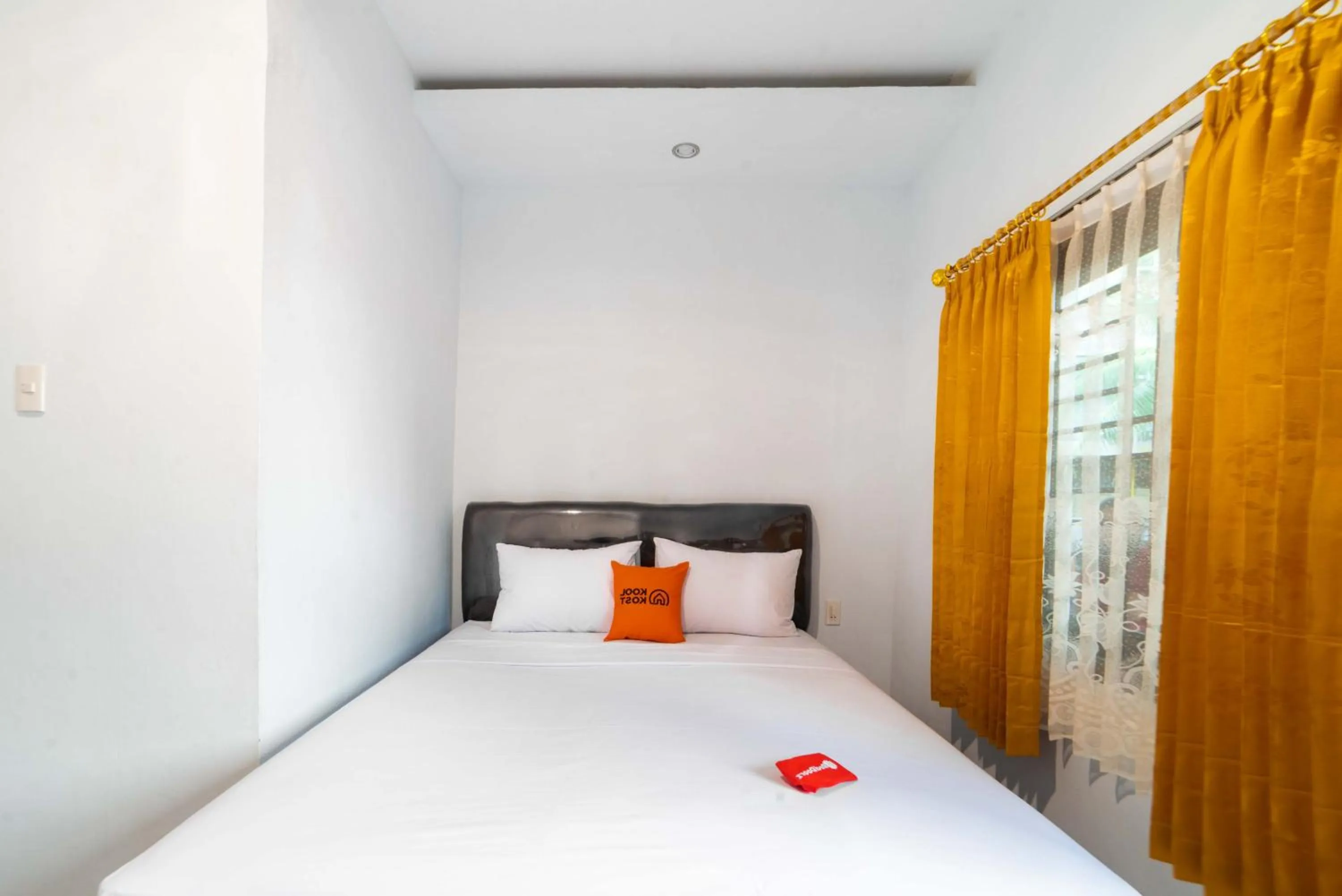 Bed in RedDoorz Plus near Soekarno Hatta Airport Taman Mahkota