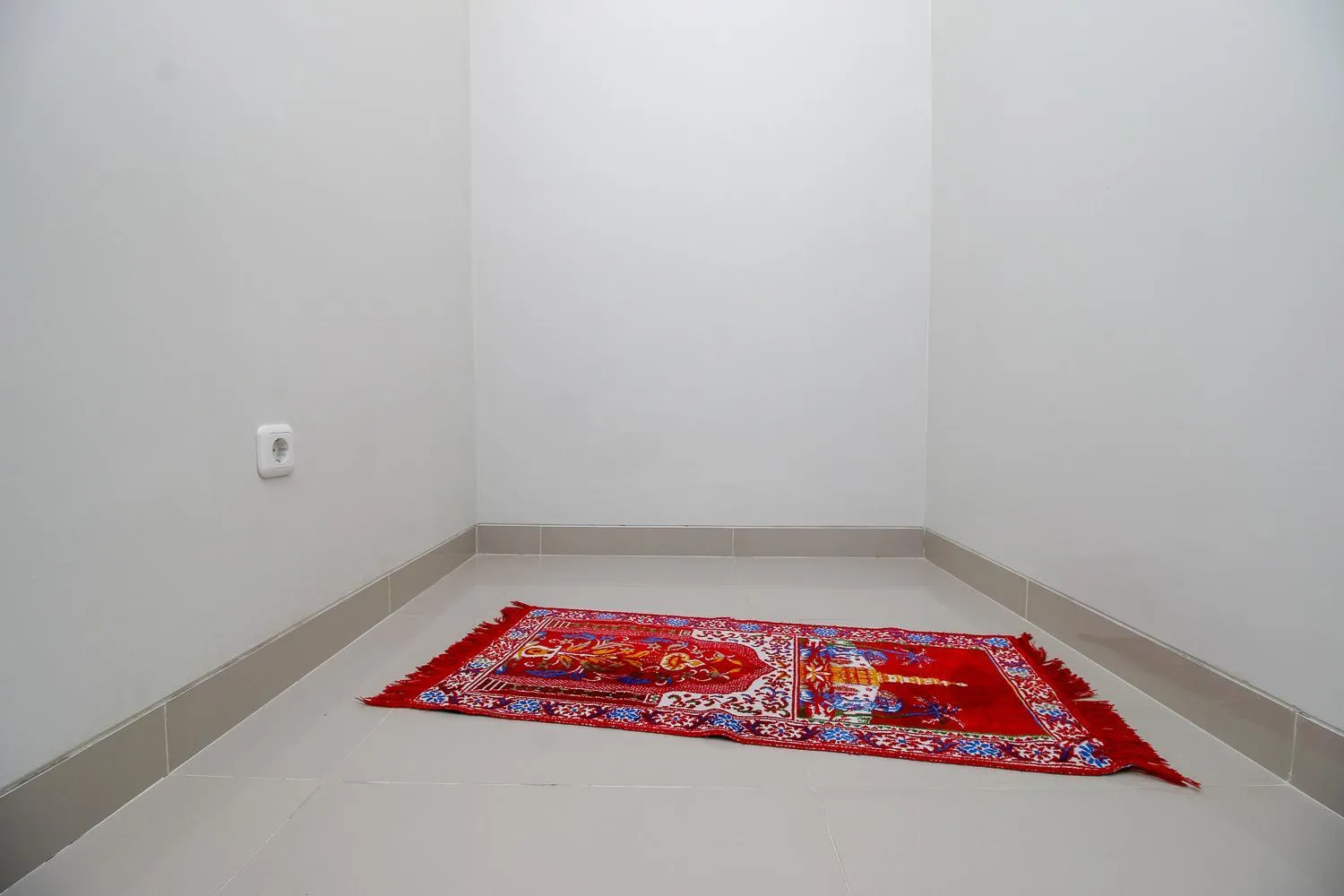 RedDoorz Plus near Soekarno Hatta Airport Taman Mahkota