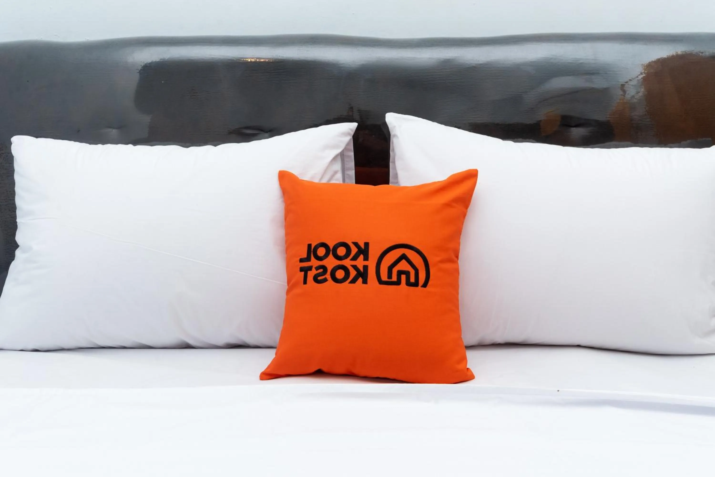 RedDoorz Plus near Soekarno Hatta Airport Taman Mahkota