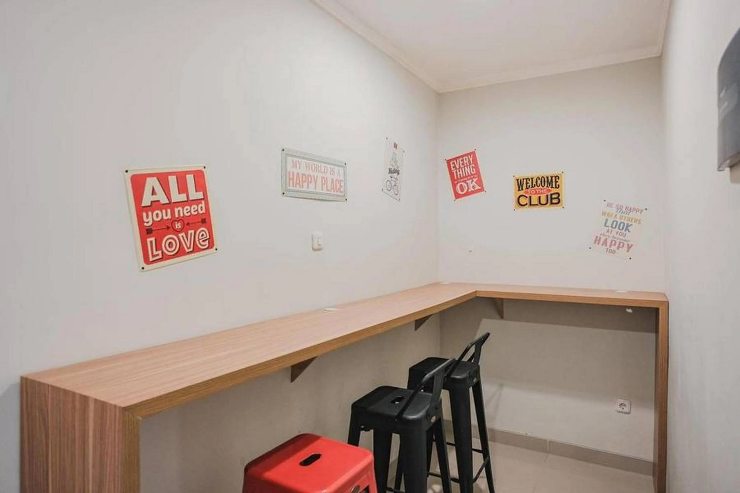 RedDoorz Plus near Soekarno Hatta Airport Taman Mahkota