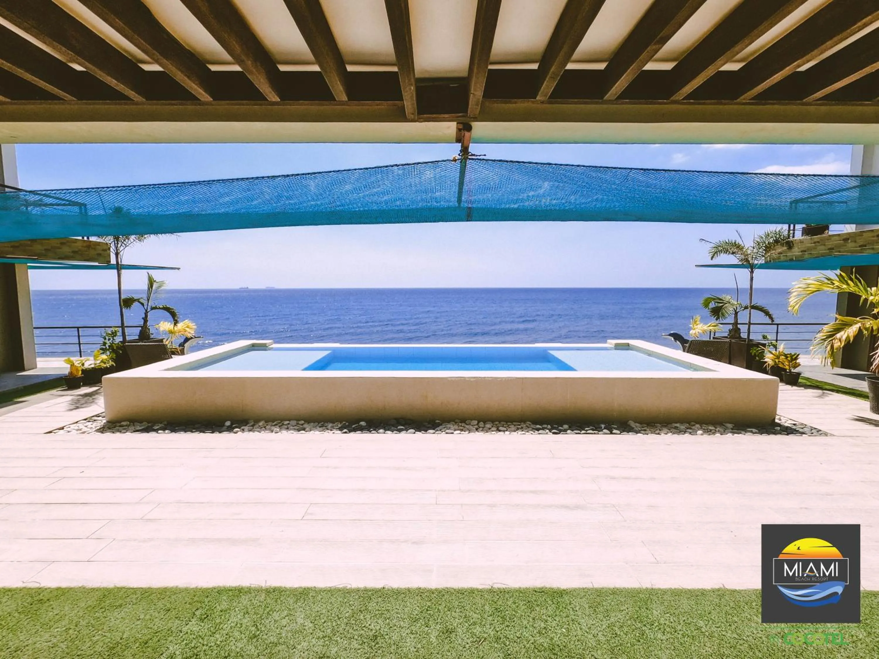 Swimming pool in Miami Heat Beach Resort