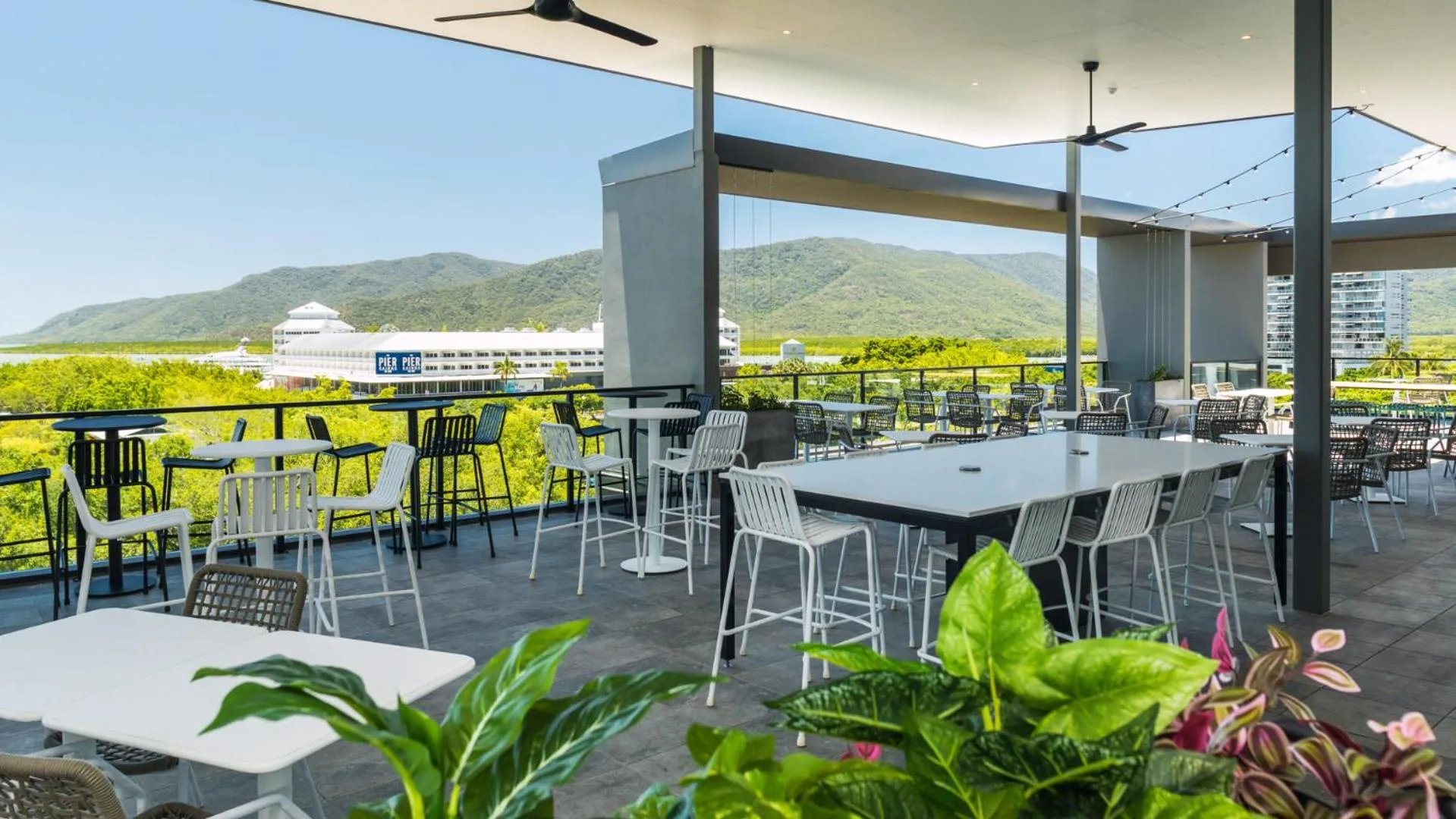 Restaurant/places to eat in Oaks Cairns Hotel