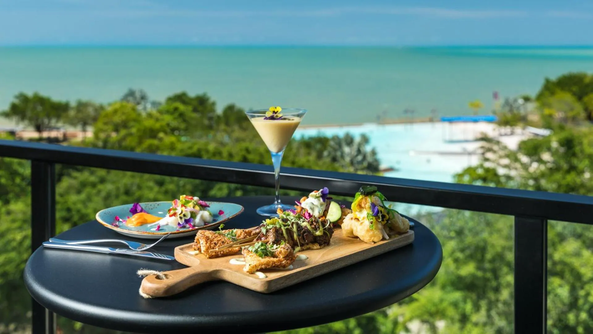 Lounge or bar in Oaks Cairns Hotel