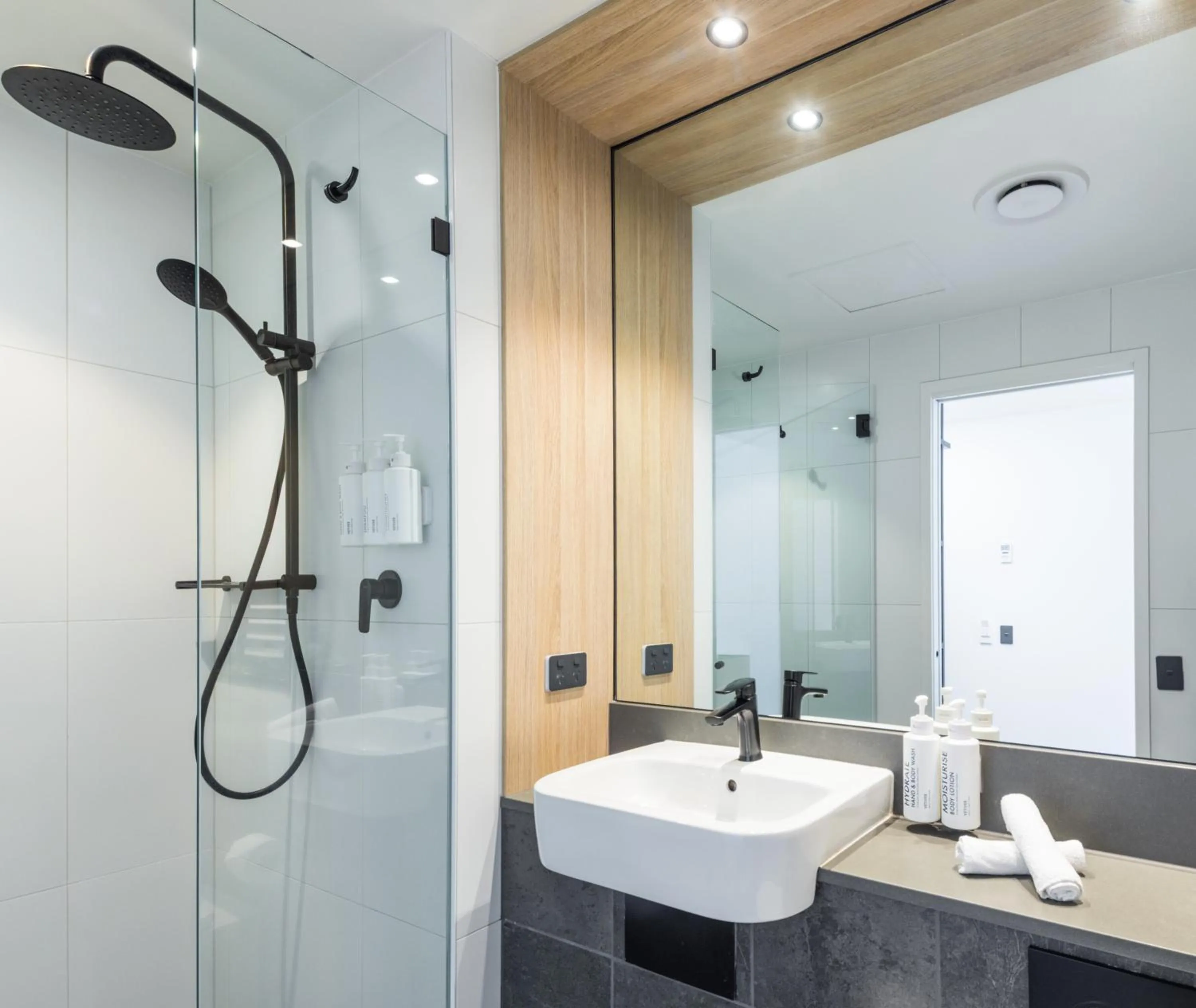 Shower in Oaks Cairns Hotel