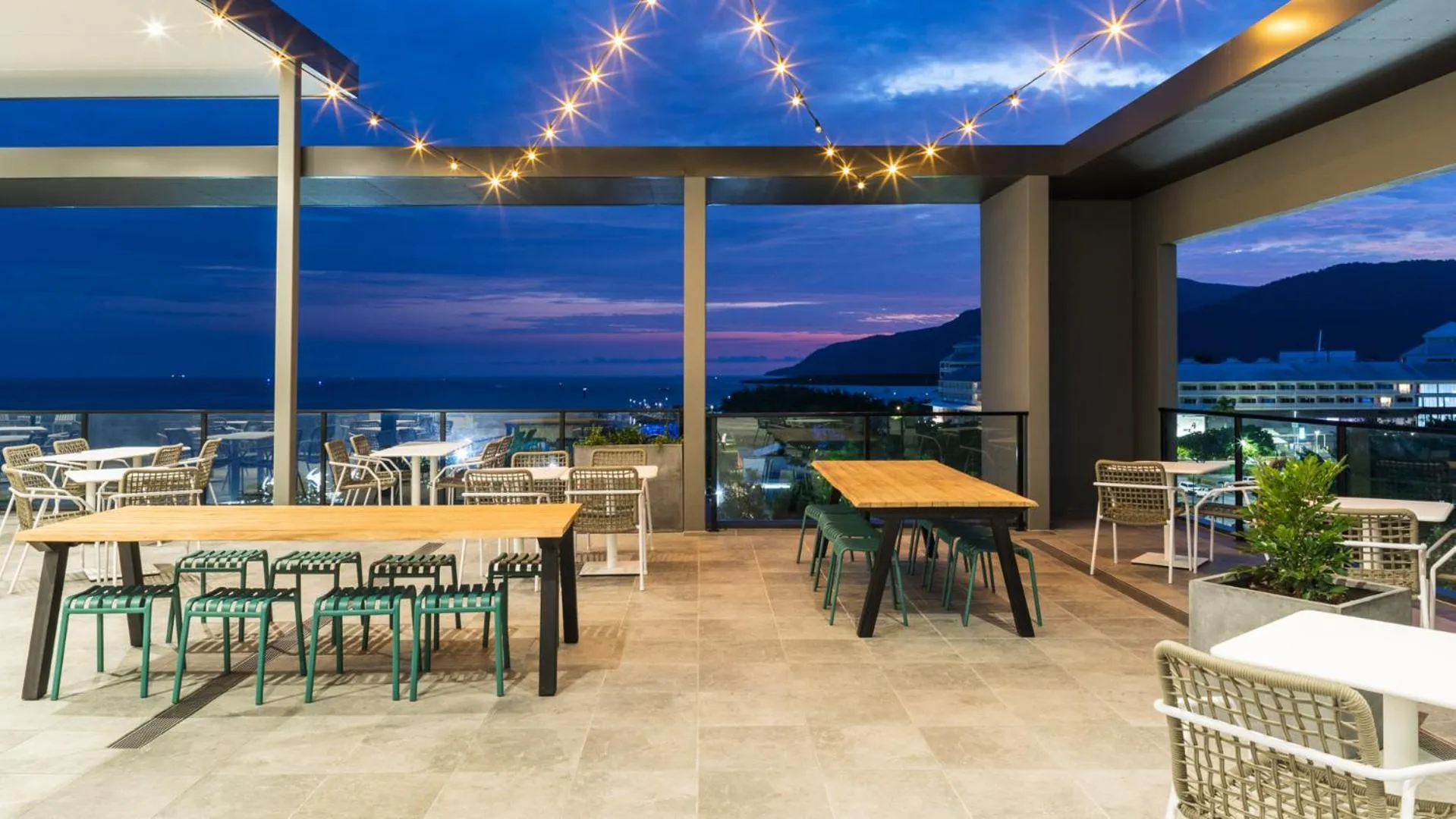 Restaurant/places to eat in Oaks Cairns Hotel