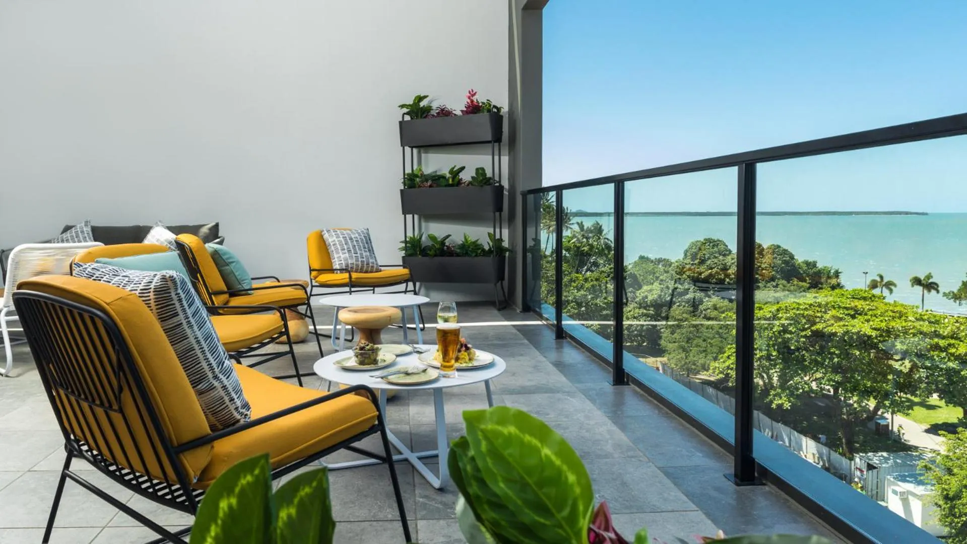 Restaurant/places to eat in Oaks Cairns Hotel