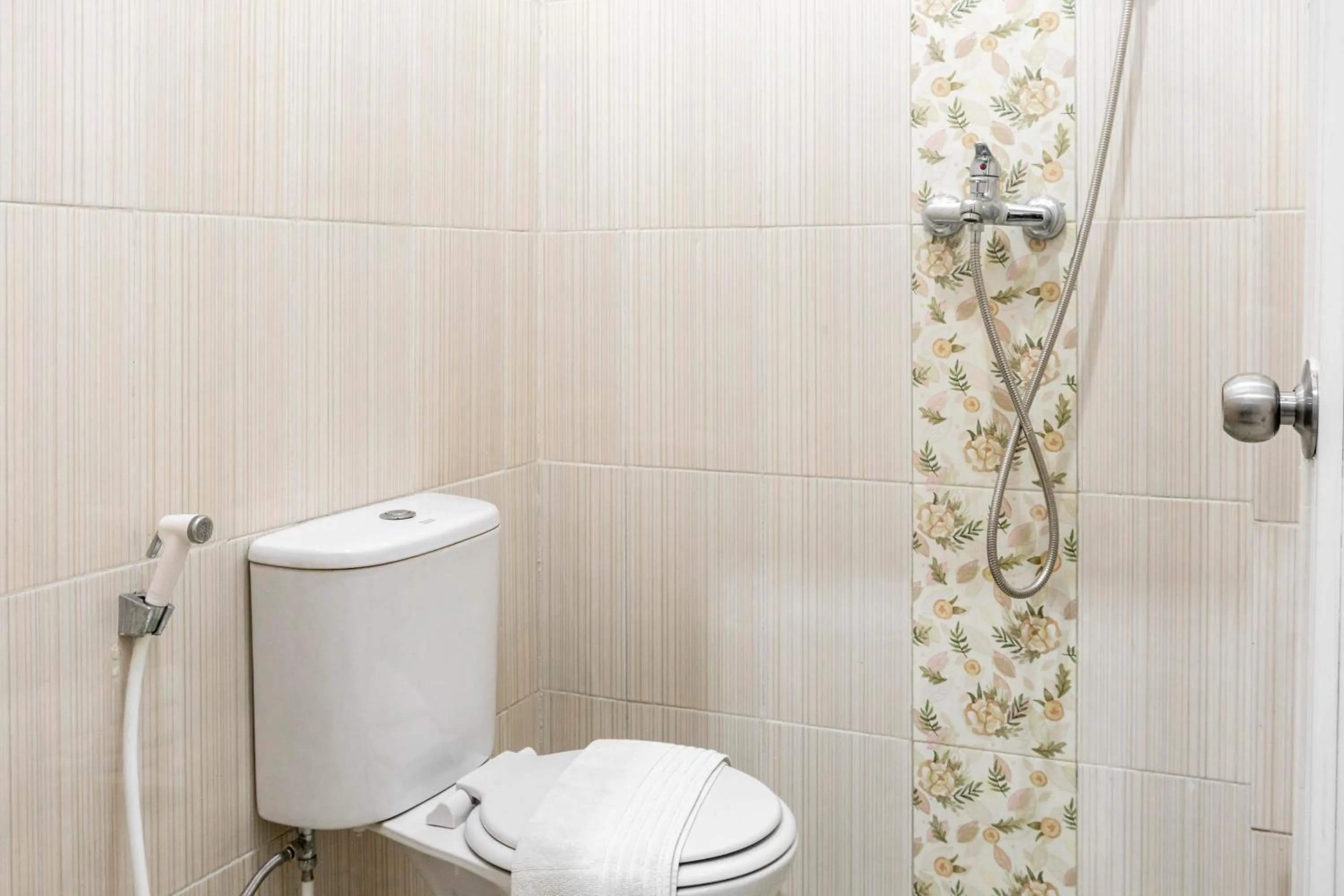 Bathroom in RedDoorz Syariah near Stadion Teladan Medan