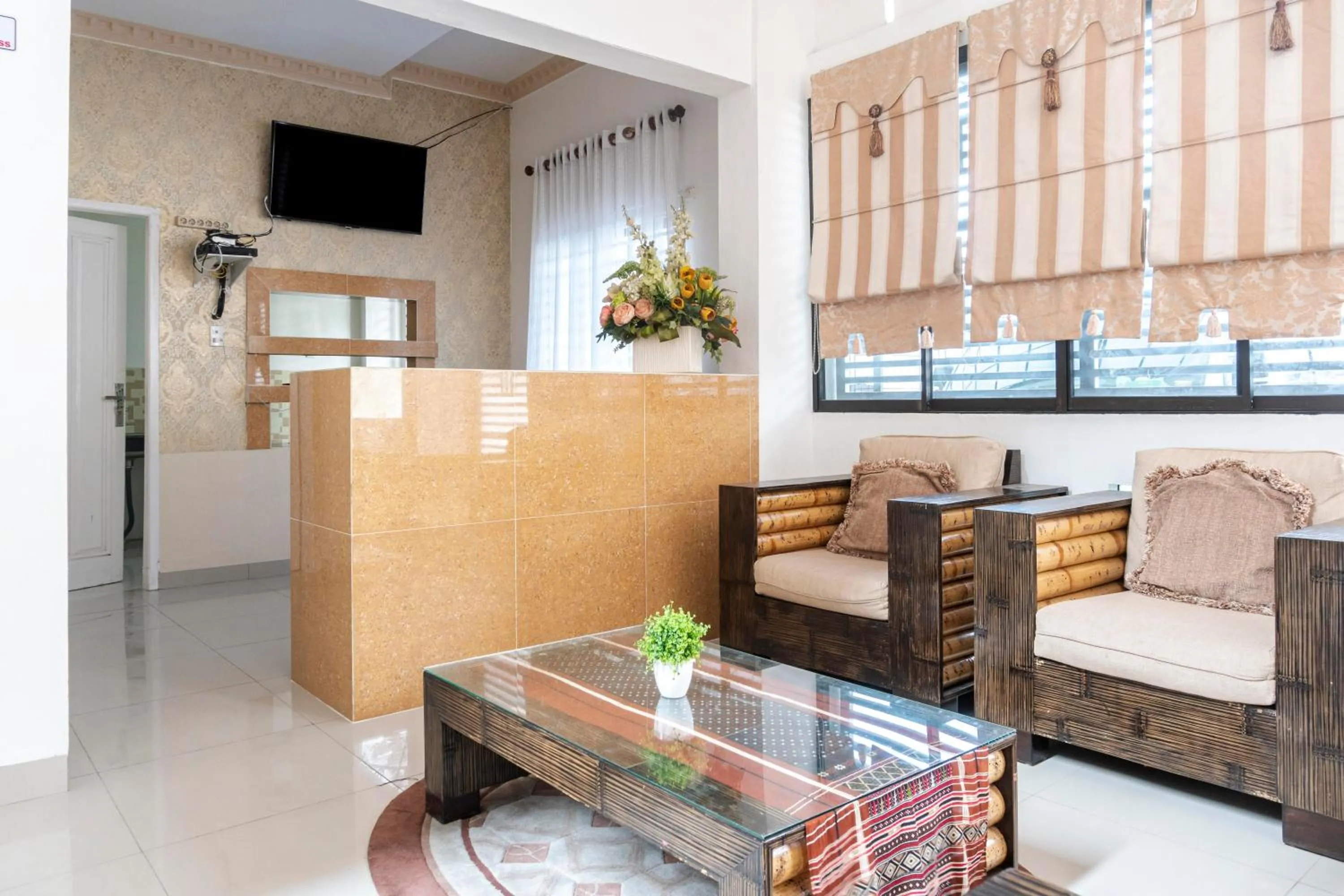 Lobby or reception in RedDoorz Syariah near Stadion Teladan Medan