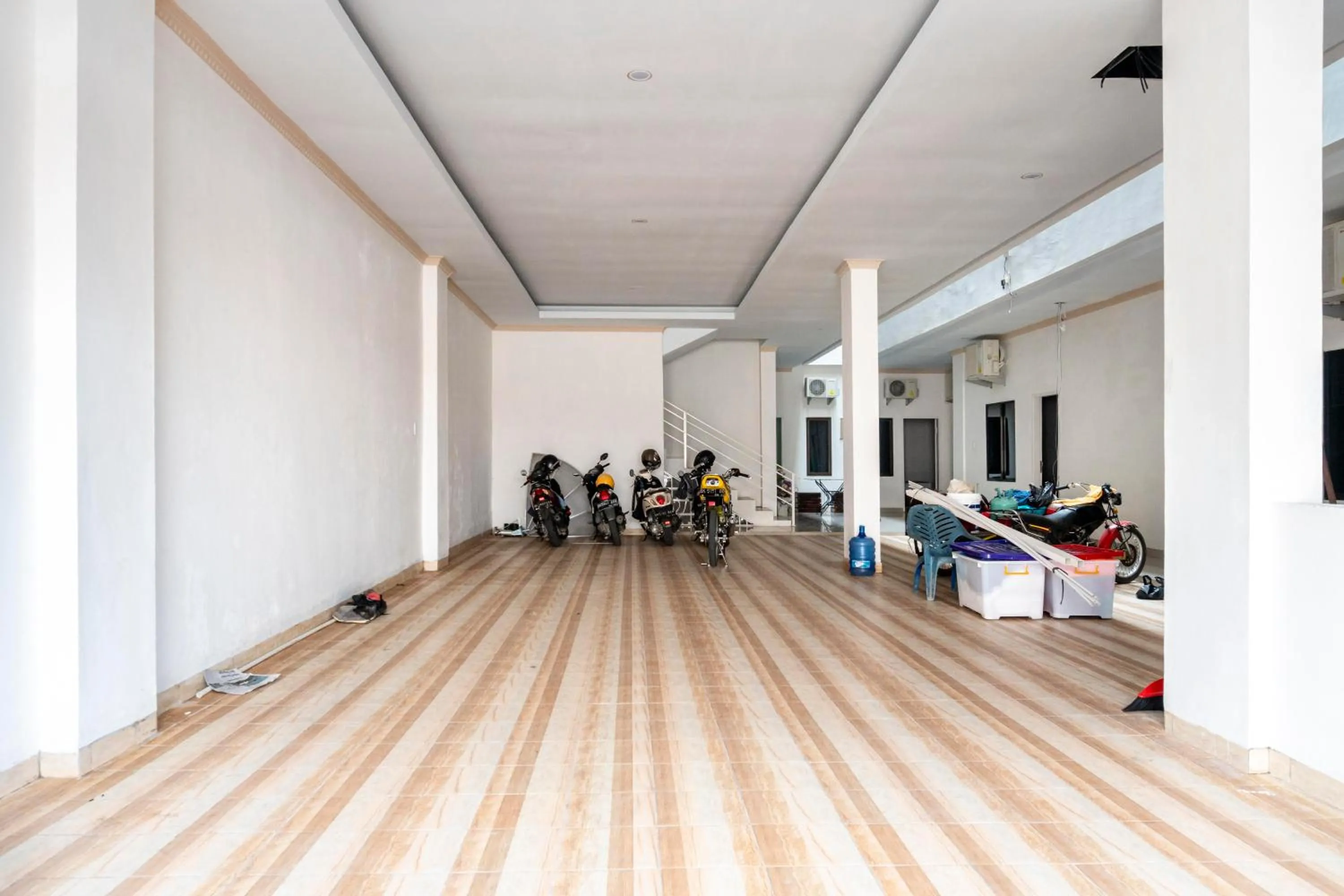 Lobby or reception in RedDoorz Syariah near Stadion Teladan Medan