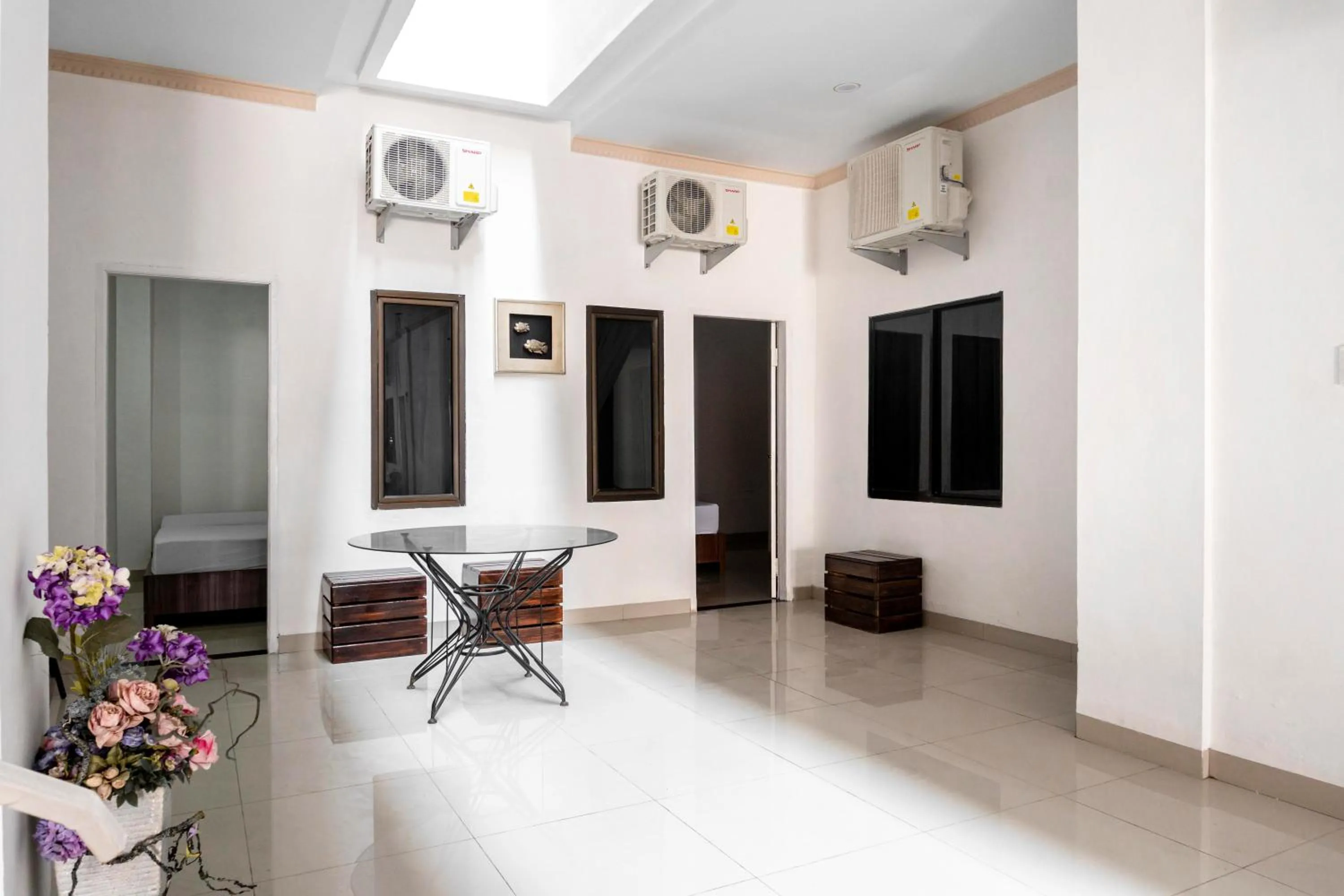 Lobby or reception in RedDoorz Syariah near Stadion Teladan Medan