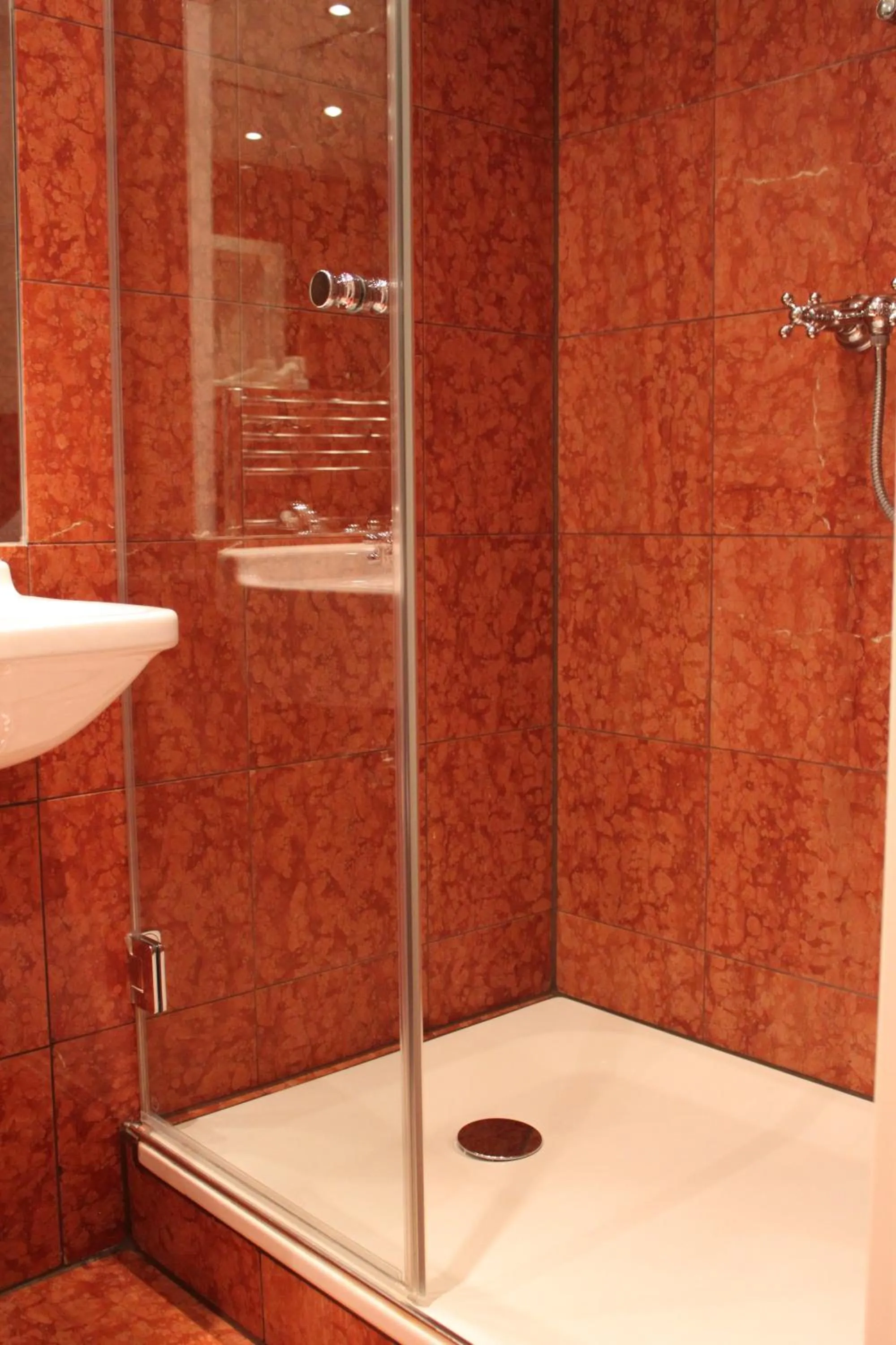 Shower in Hotel Deutscher Kaiser