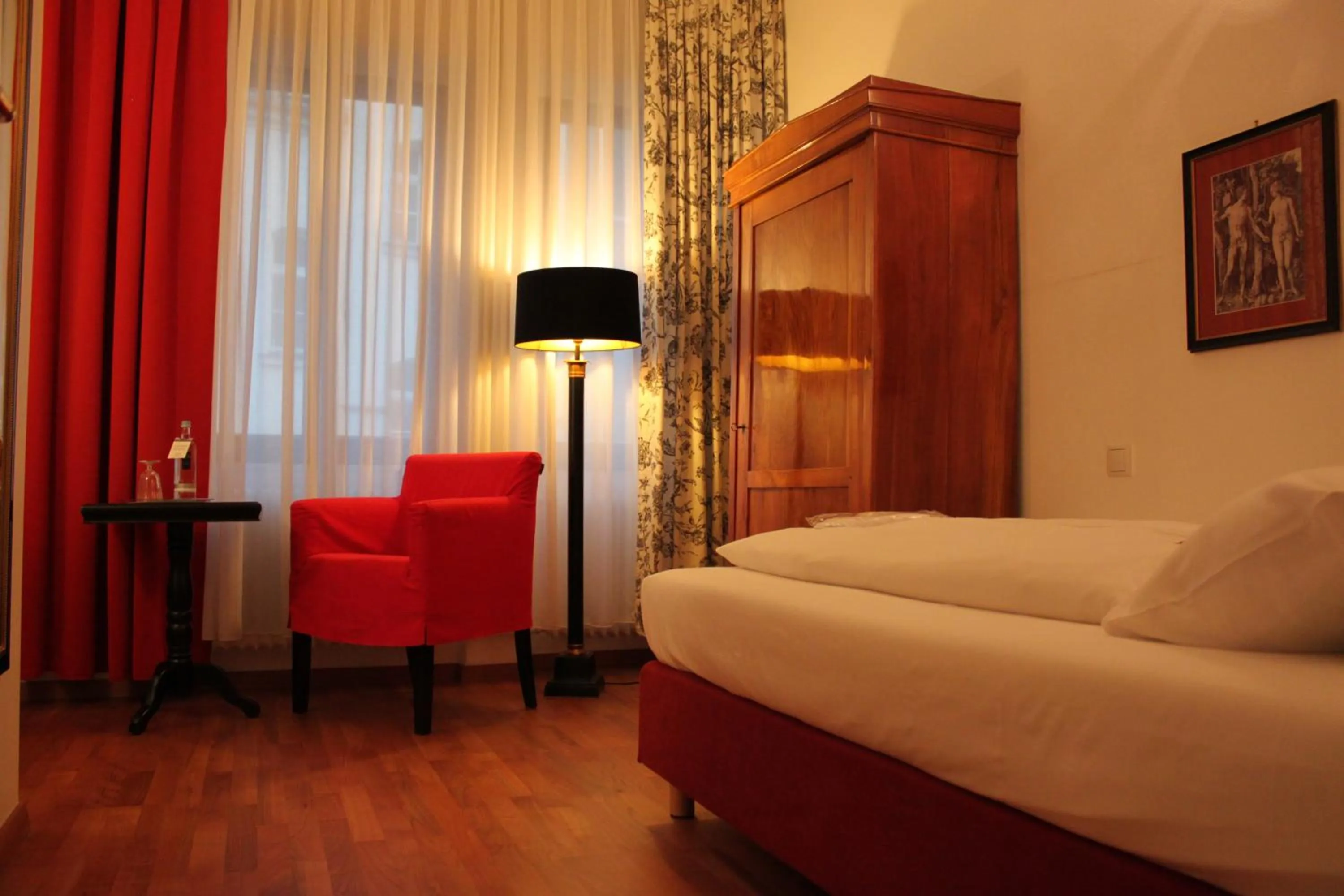 Photo of the whole room, Bed in Hotel Deutscher Kaiser