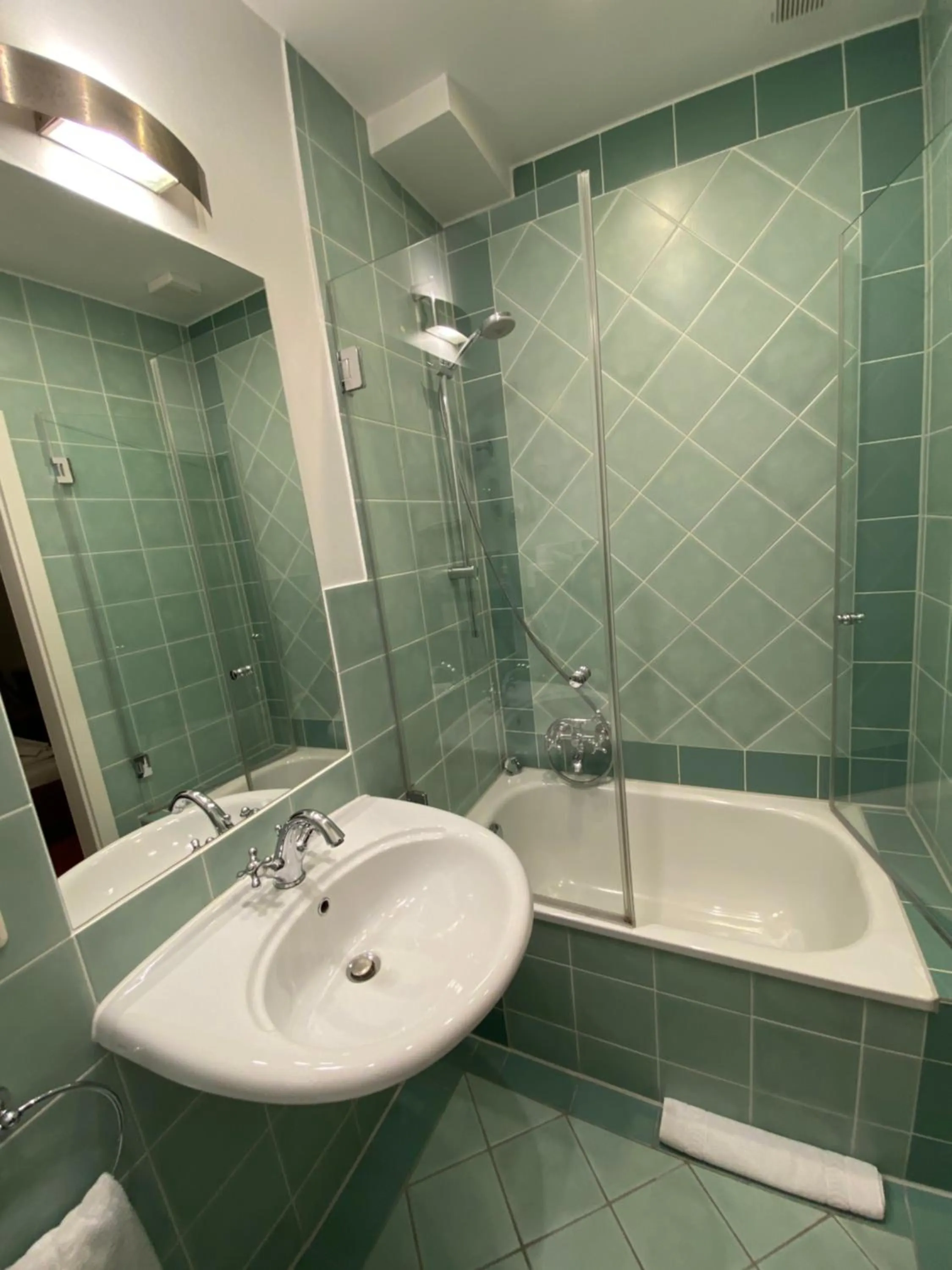 Bathroom in Hotel Deutscher Kaiser