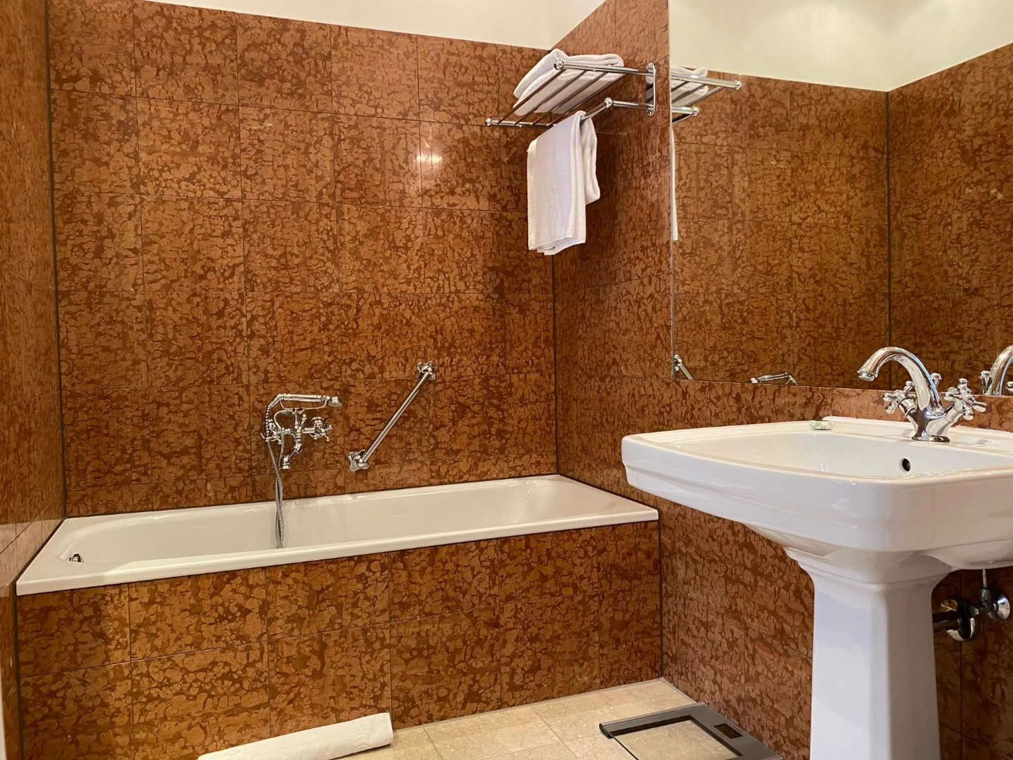 Bathroom in Hotel Deutscher Kaiser