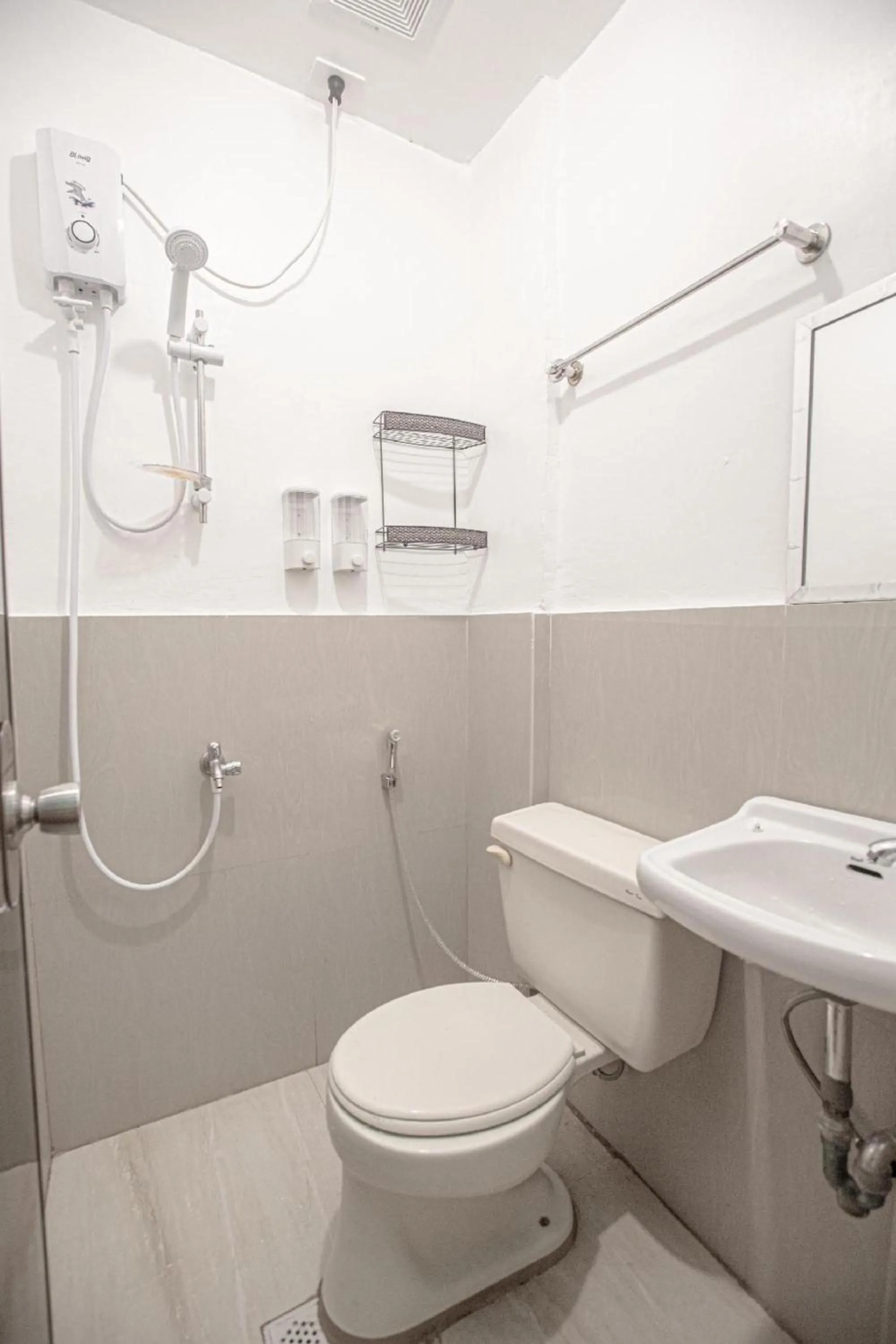 Bathroom in OYO 588 Sunrock Resort