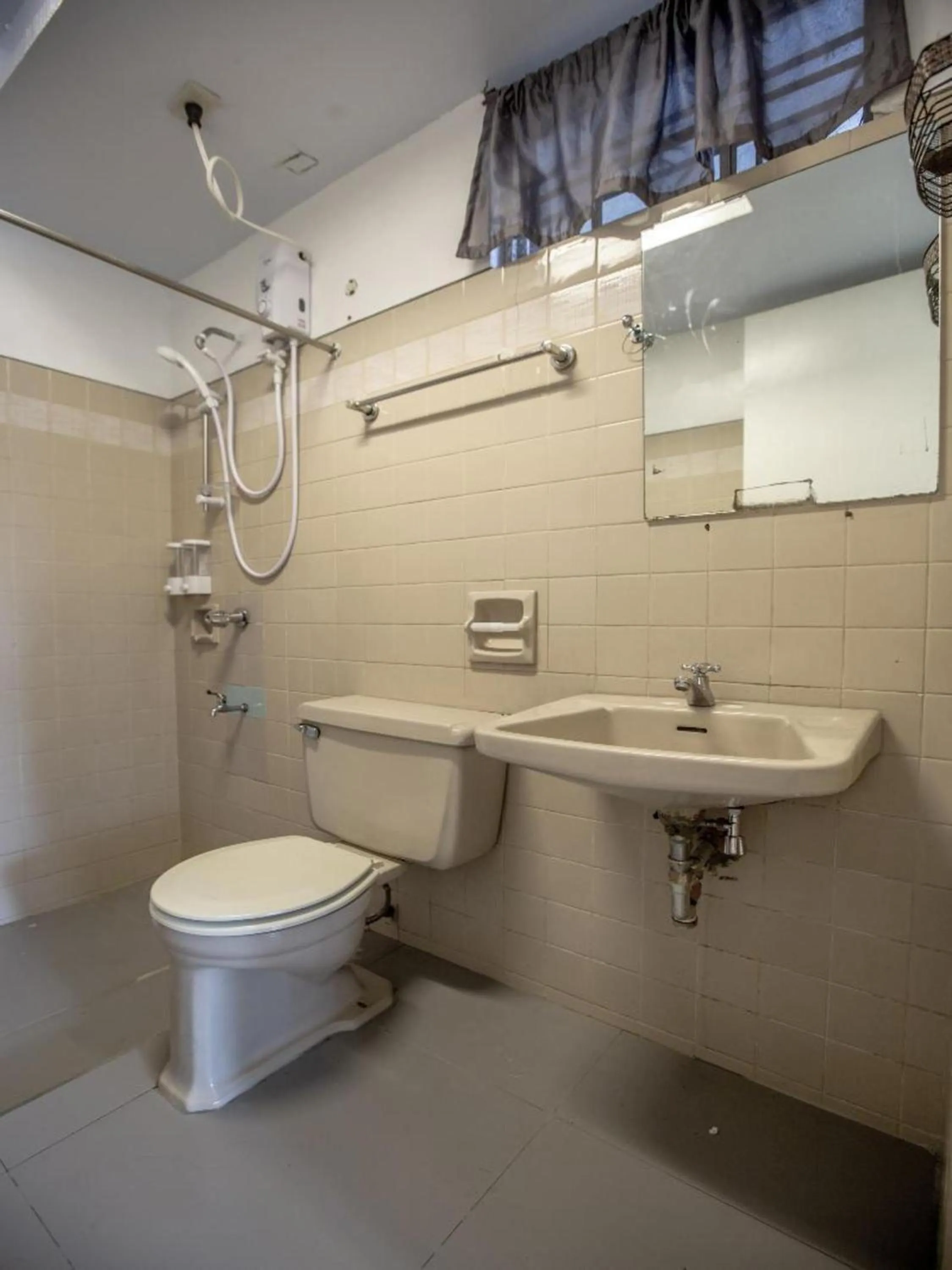 Bathroom in OYO 588 Sunrock Resort