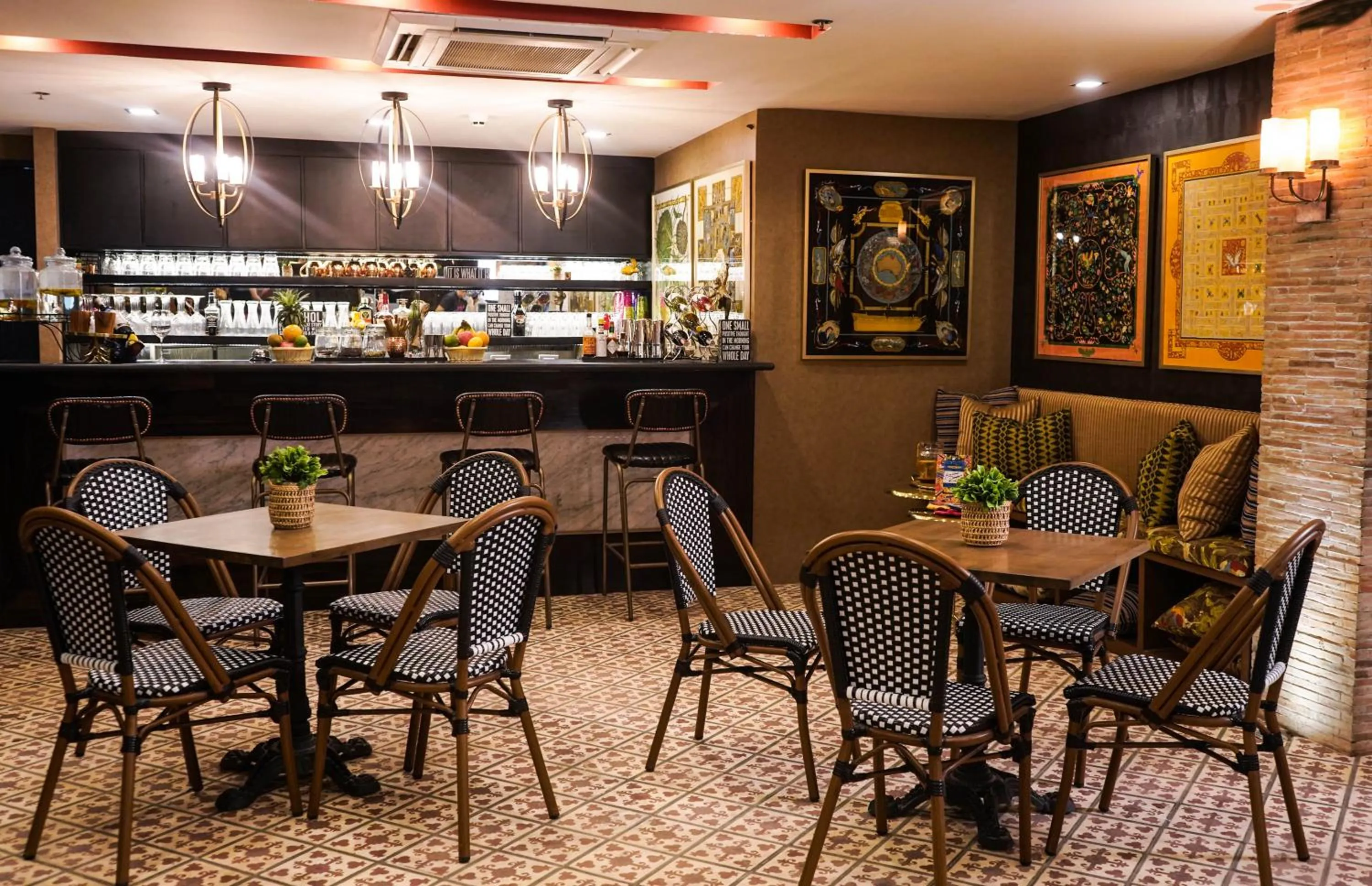 Restaurant/places to eat in UNWND Boutique Hotel Makati