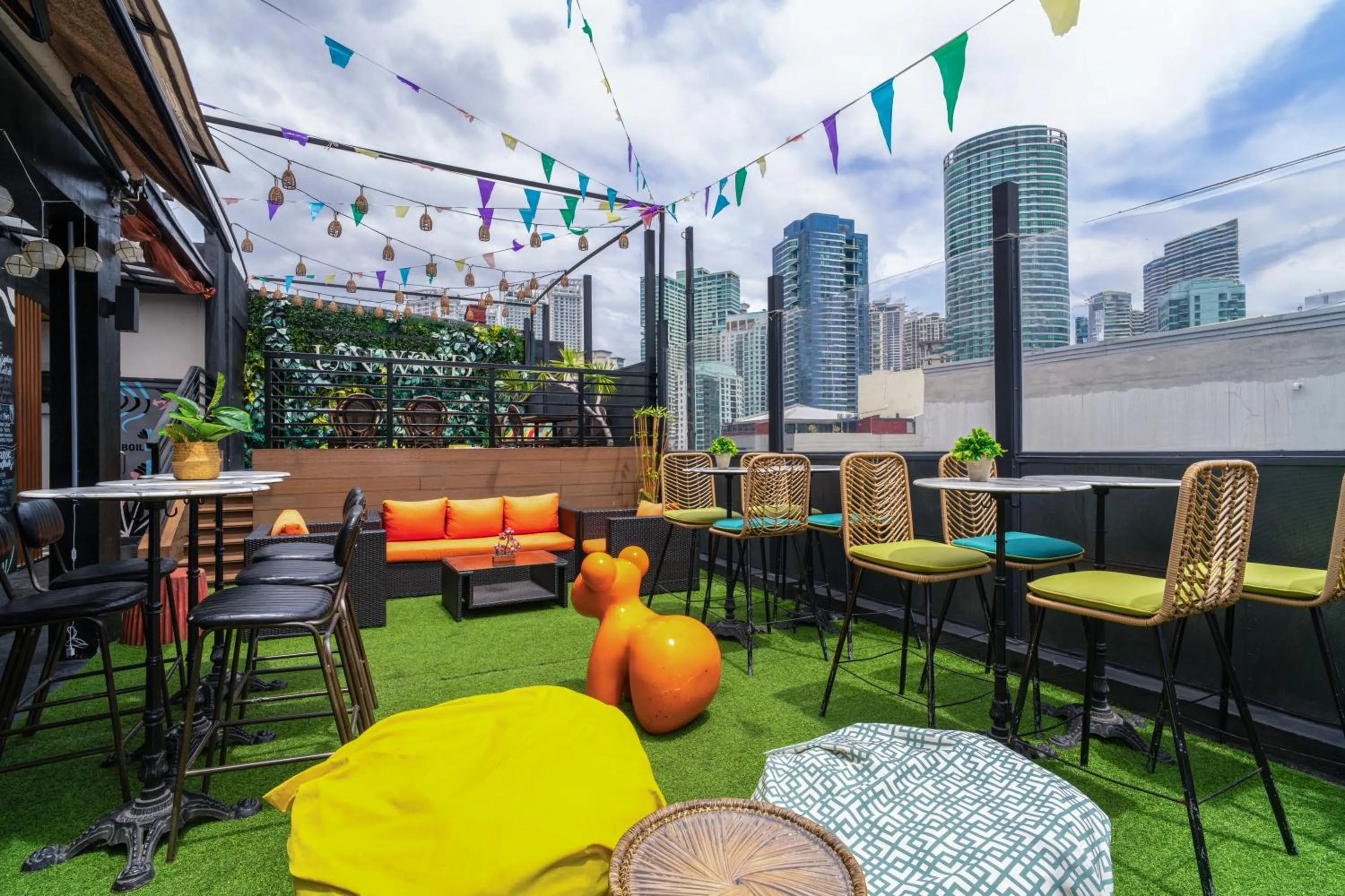 Lounge or bar in UNWND Boutique Hotel Makati