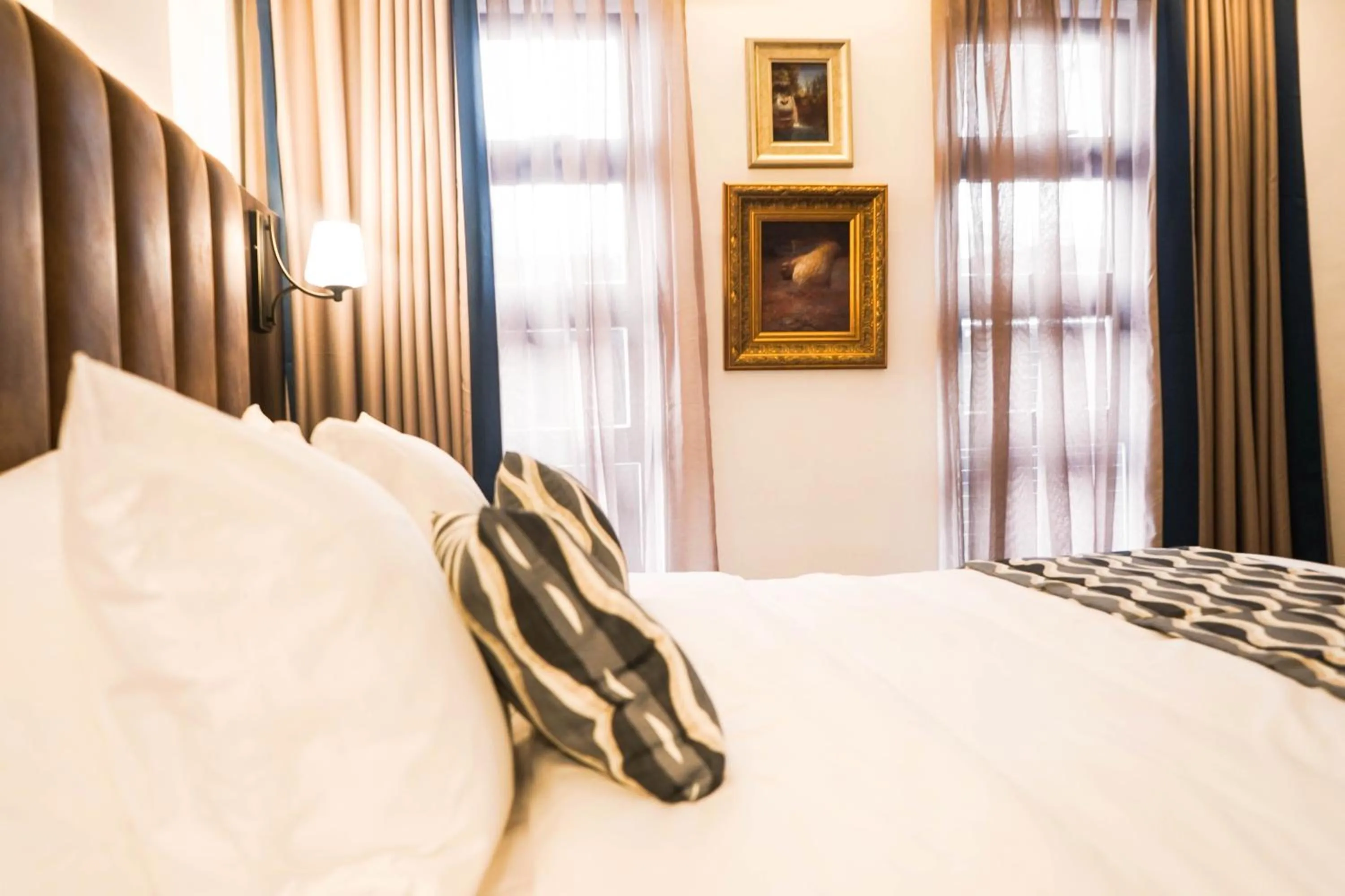 Bed in UNWND Boutique Hotel Makati