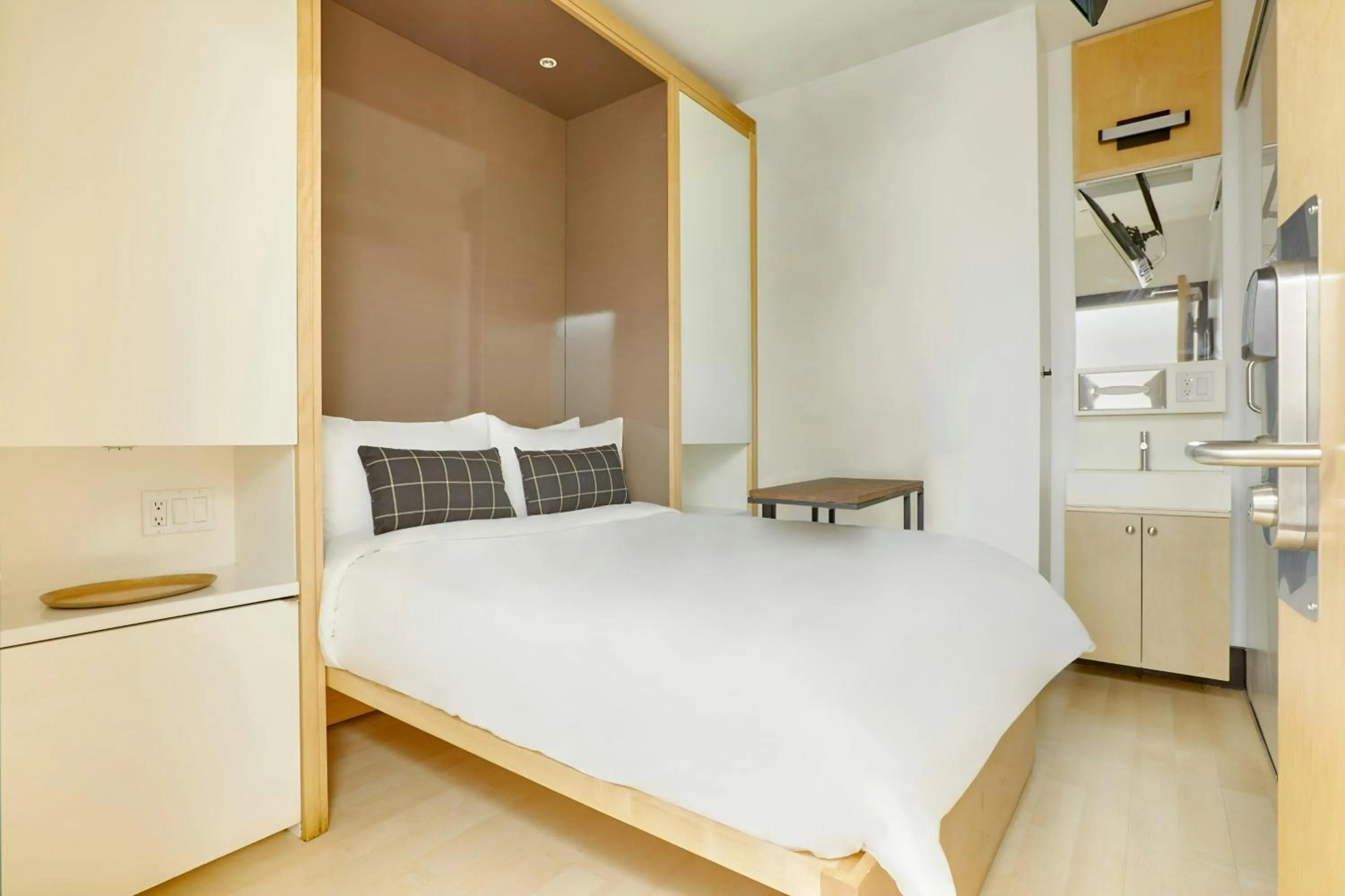 Bedroom, Bed in The Beverley Hotel Queen West, Sonder by Marriott Bonvoy