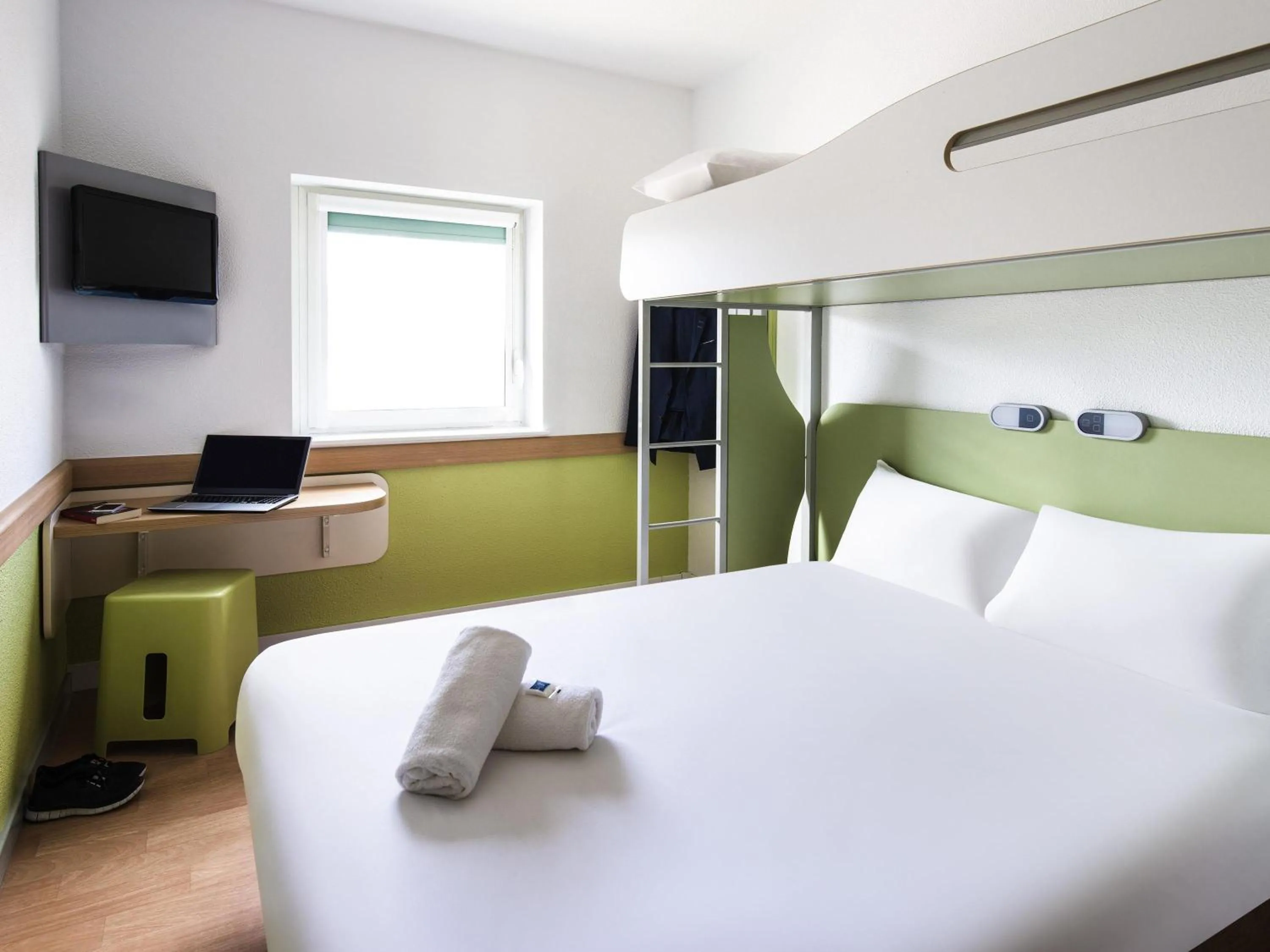 Bedroom, Bed in ibis budget London Hounslow