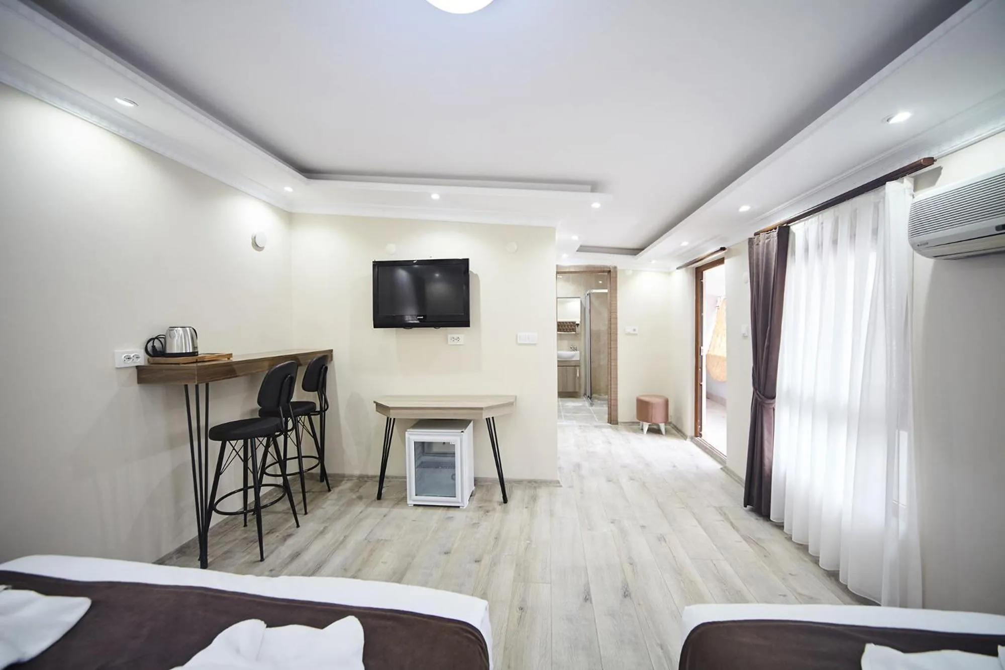 Communal lounge/ TV room, Bed in Luna Suites Taksim
