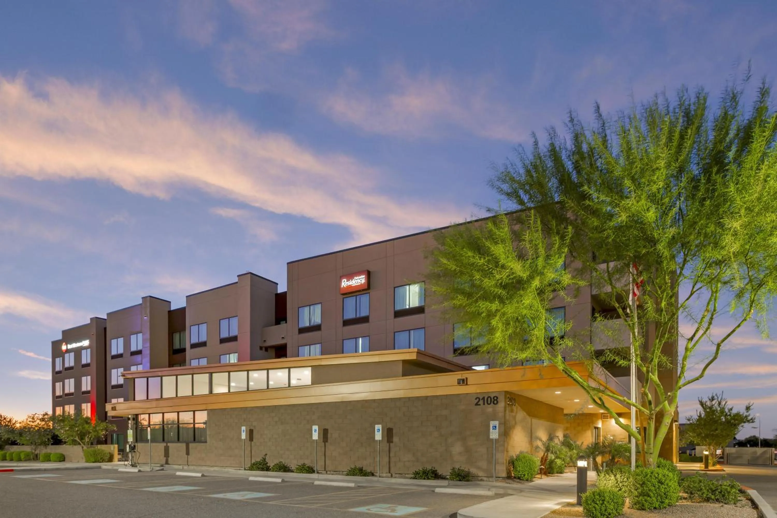 Property building in Best Western Plus Executive Residency Phoenix North Happy Valley