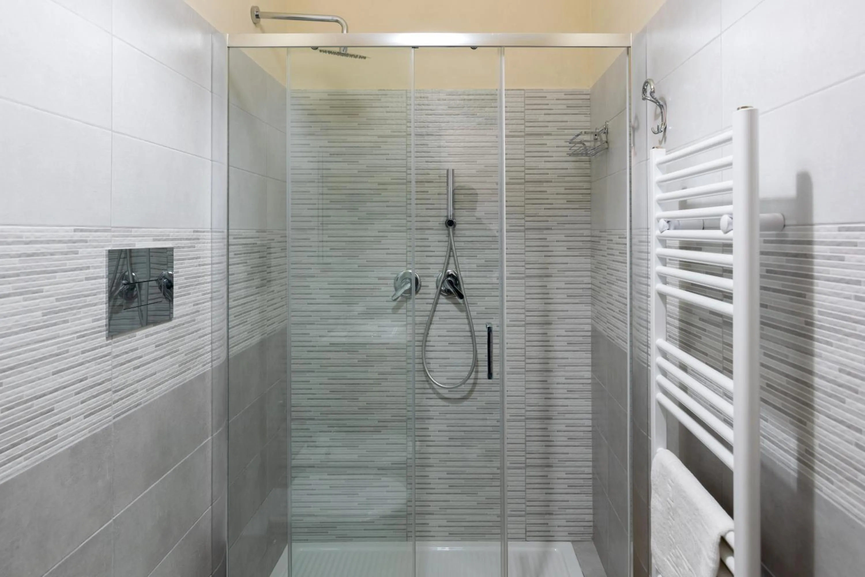 Shower in Apollo Bed & Breakfast