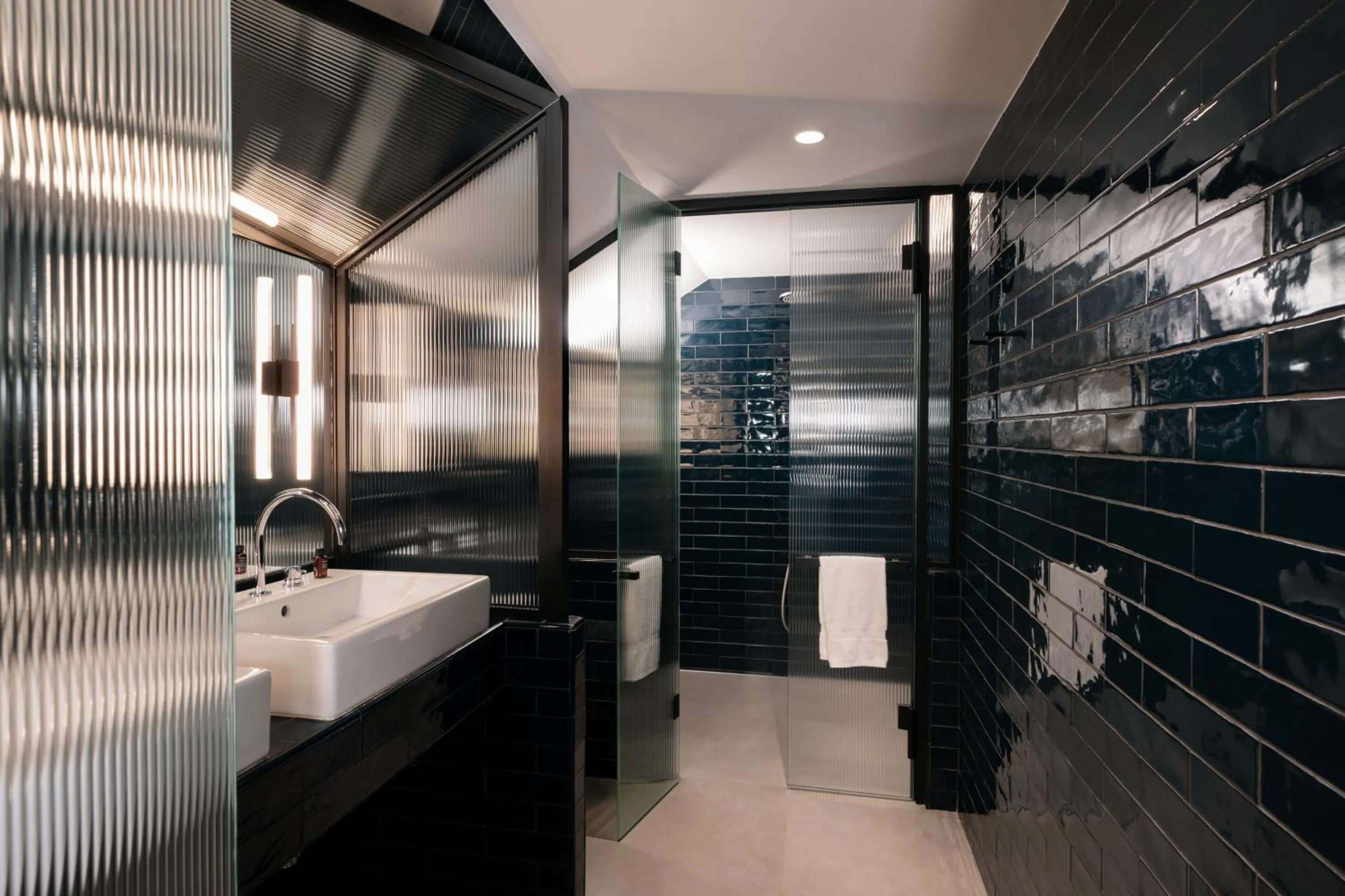 Shower in chic&basic Gravity