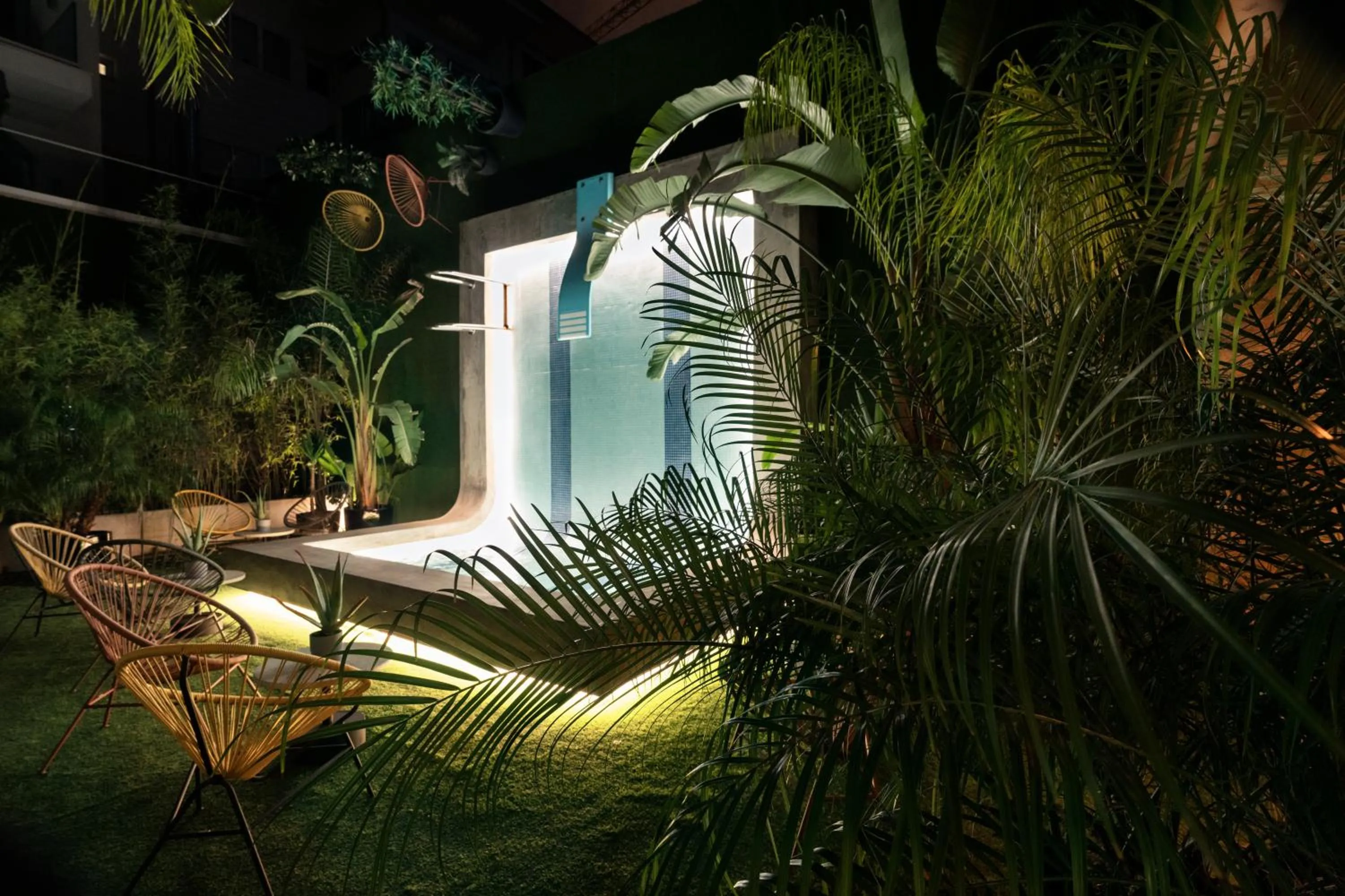 Night in chic&basic Gravity