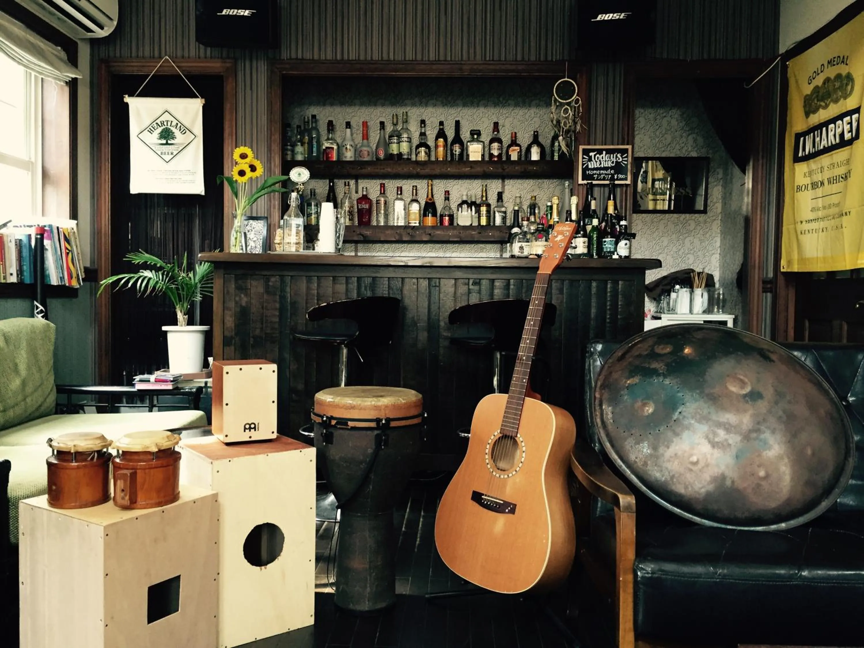 Communal lounge/ TV room in IZA Kamakura Guest House and Bar