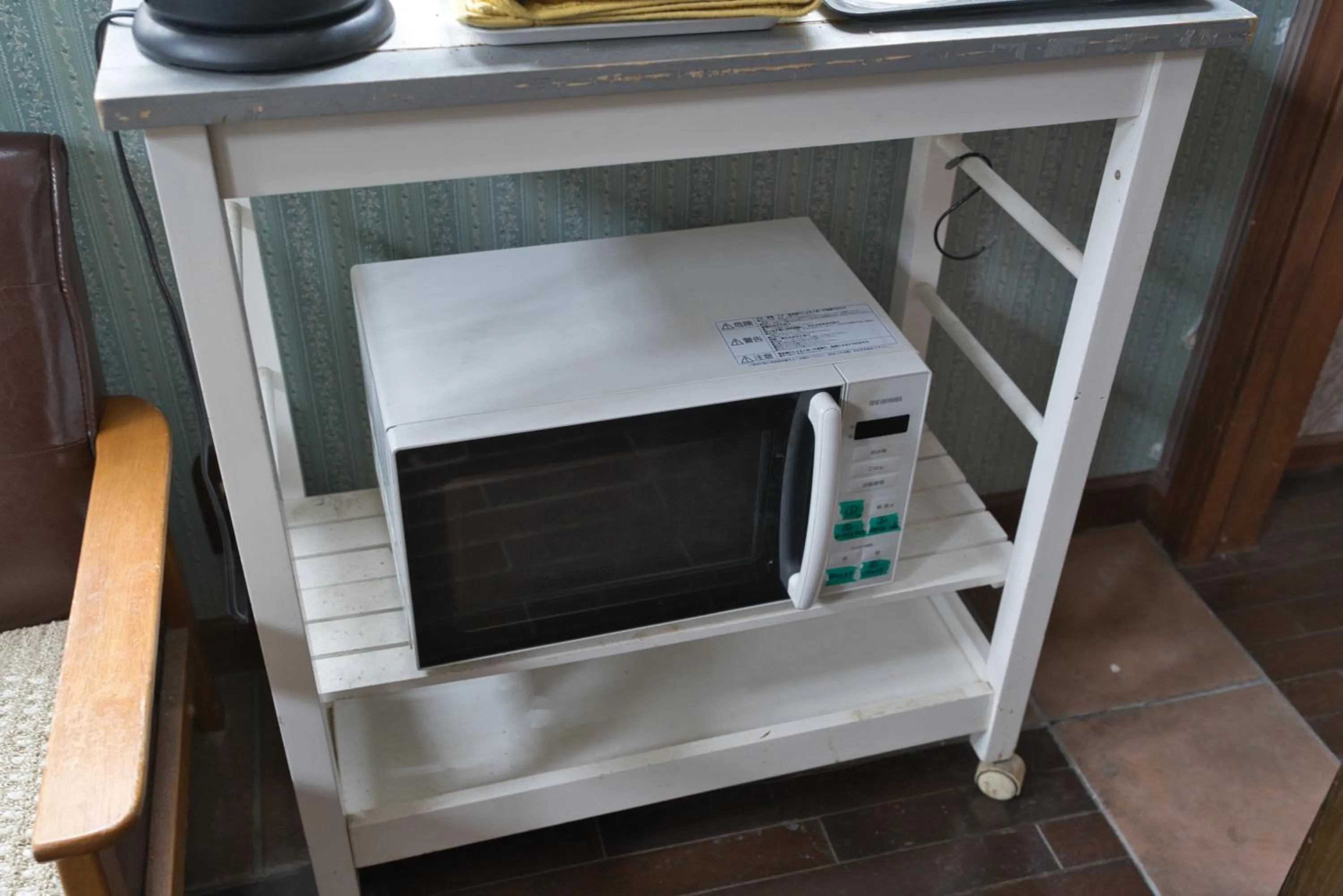 microwave in IZA Kamakura Guest House and Bar