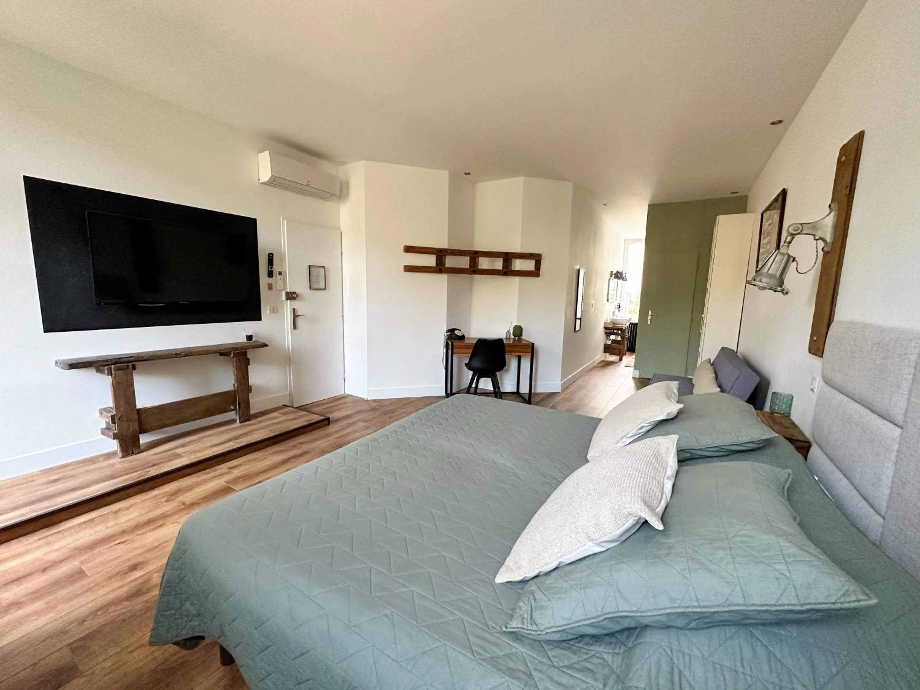 King Room with Balcony in Chambres d'hotes - Le Magnolia