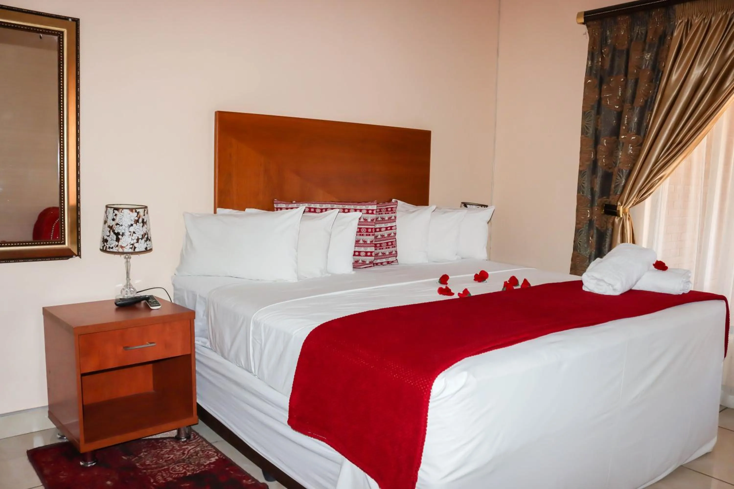 Bed in Meet Mekaar Resorts - Nquthu Hotel