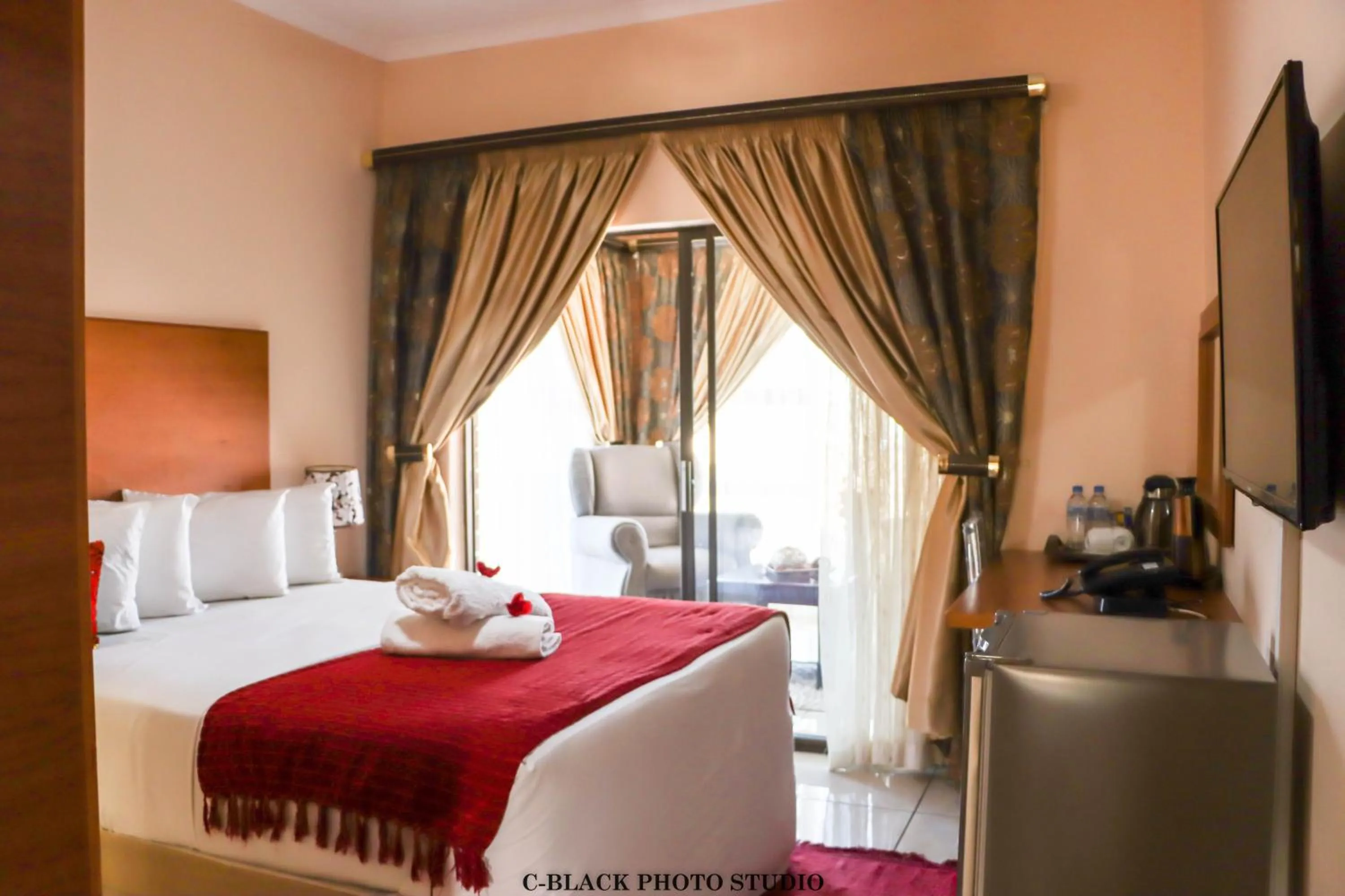 Bed in Meet Mekaar Resorts - Nquthu Hotel