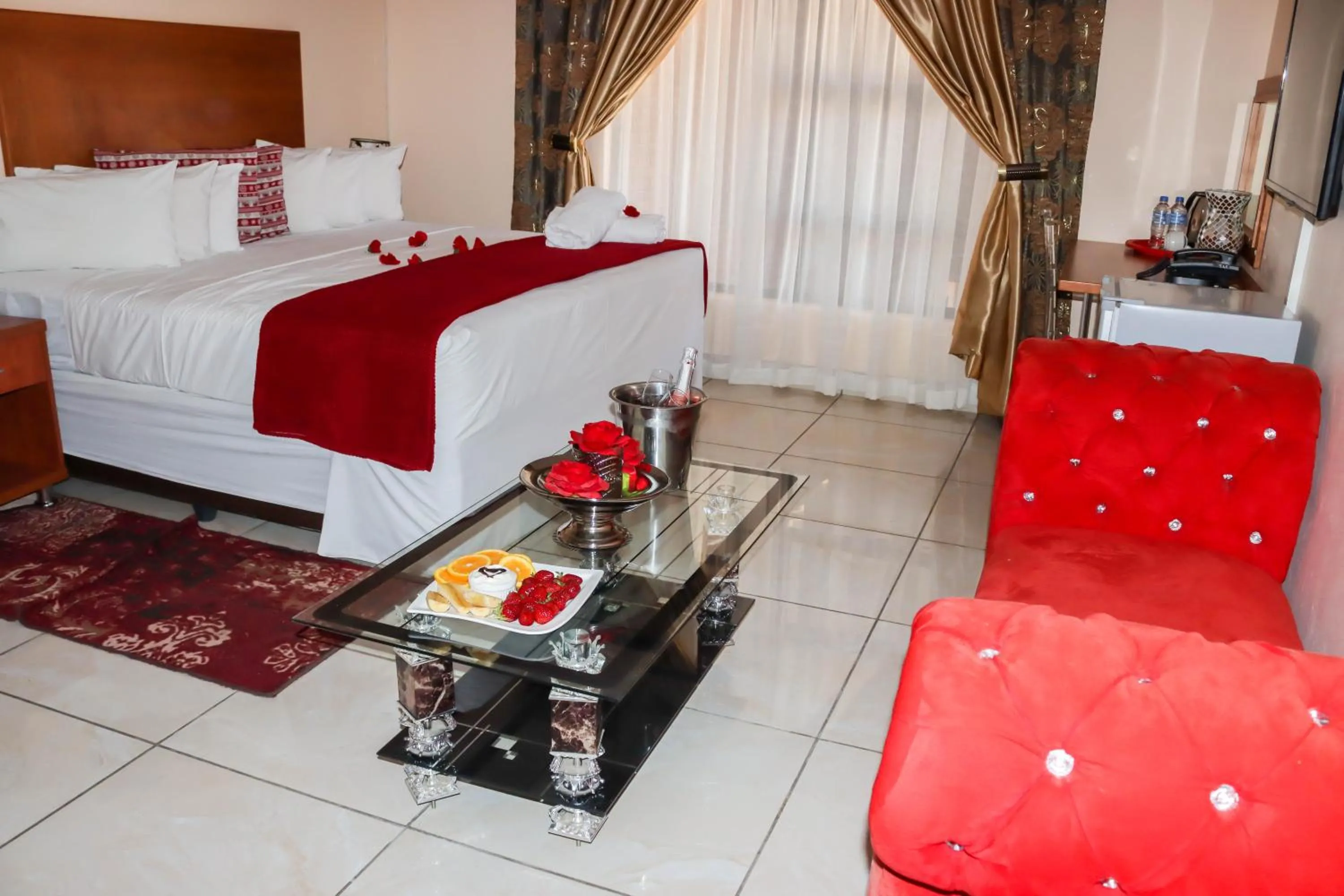 Photo of the whole room, Bed in Meet Mekaar Resorts - Nquthu Hotel