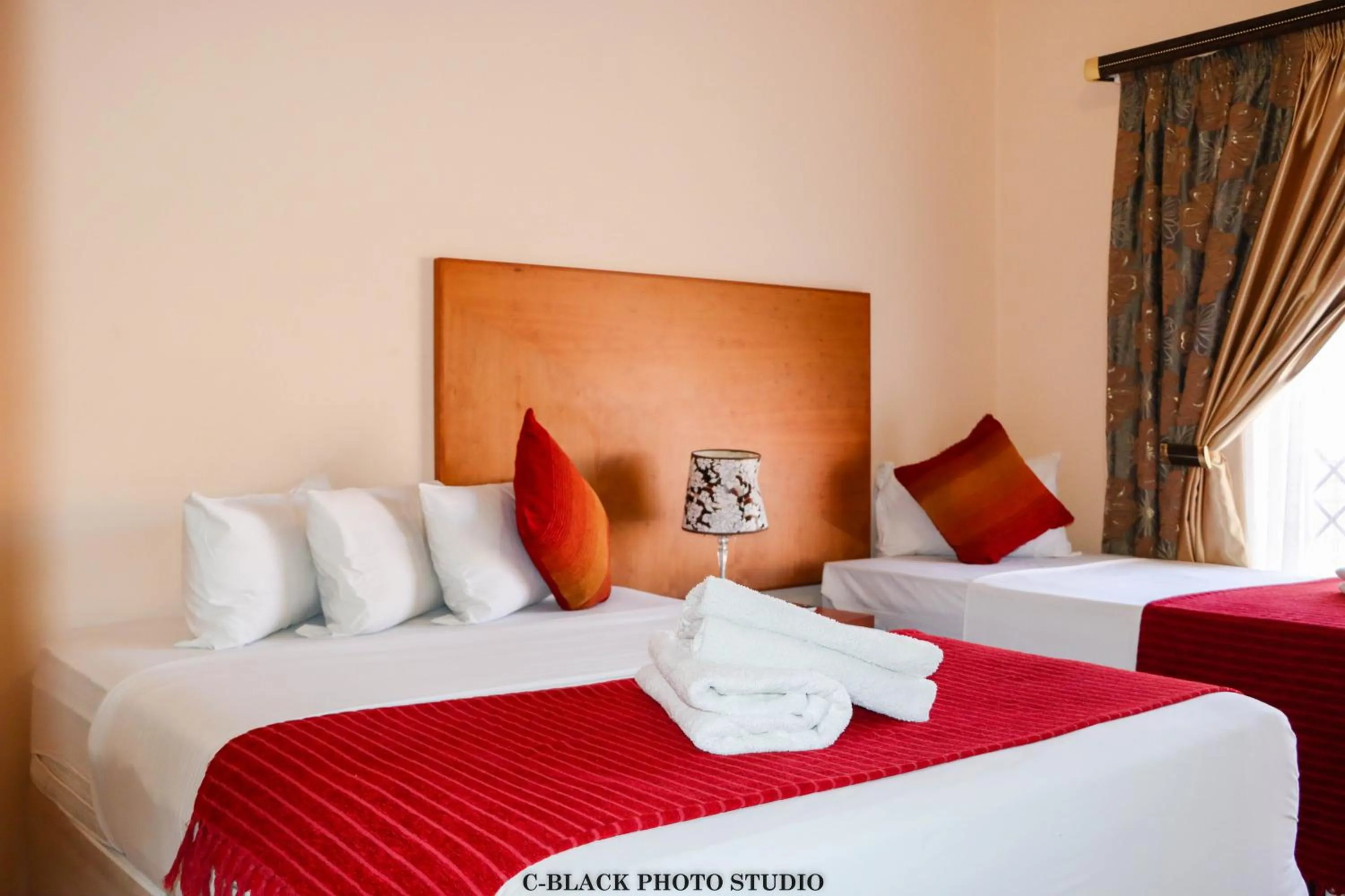 Bed in Meet Mekaar Resorts - Nquthu Hotel