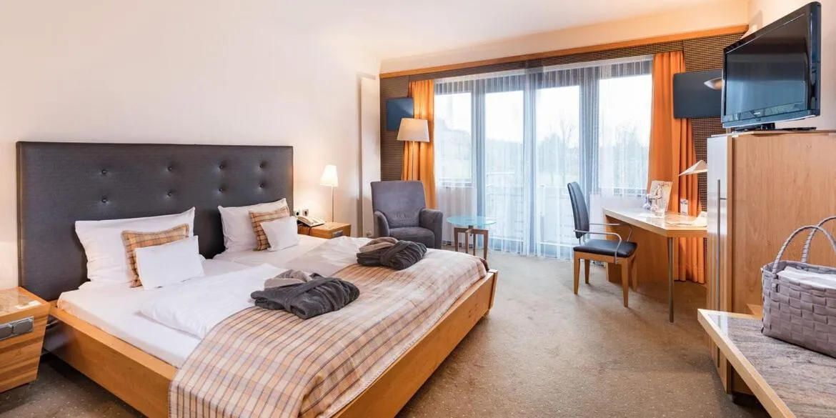 Photo of the whole room, Bed in Göbels Schlosshotel "Prinz von Hessen"