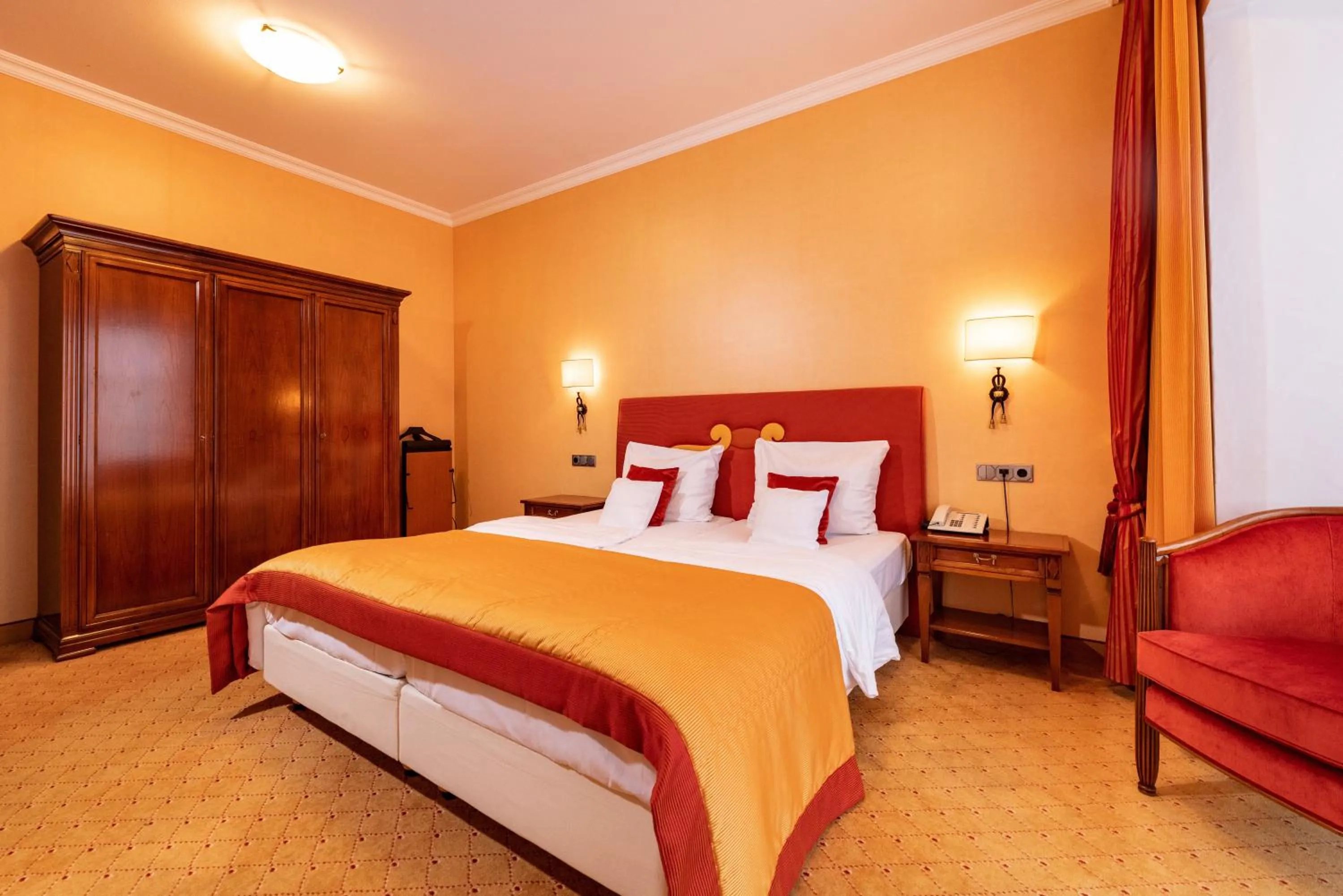 Photo of the whole room, Bed in Göbels Schlosshotel "Prinz von Hessen"