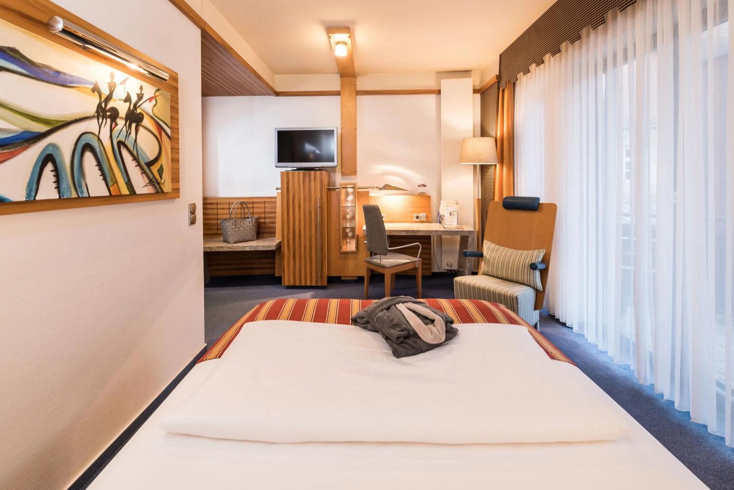 Photo of the whole room, Bed in Göbels Schlosshotel "Prinz von Hessen"