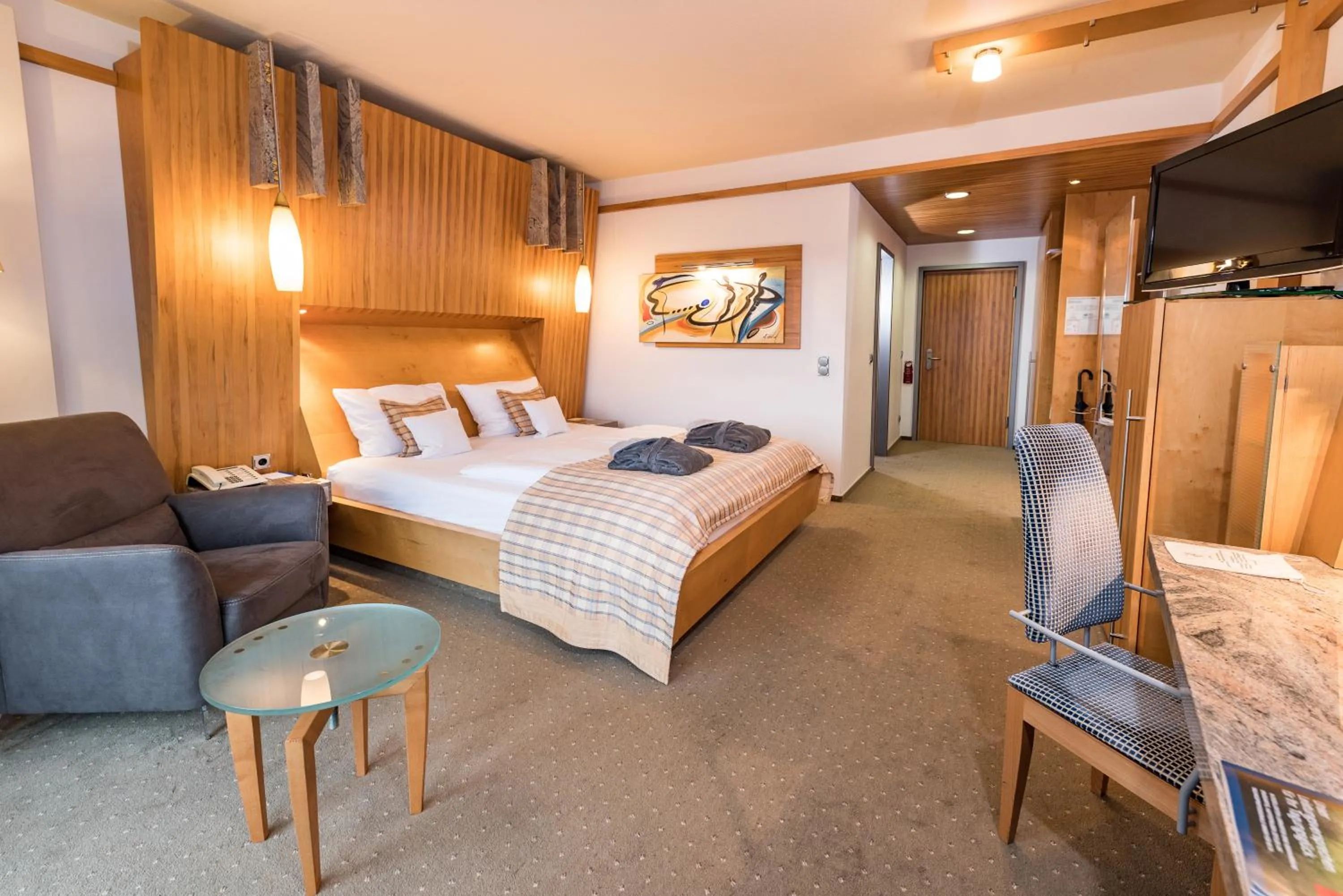 Photo of the whole room, Bed in Göbels Schlosshotel "Prinz von Hessen"