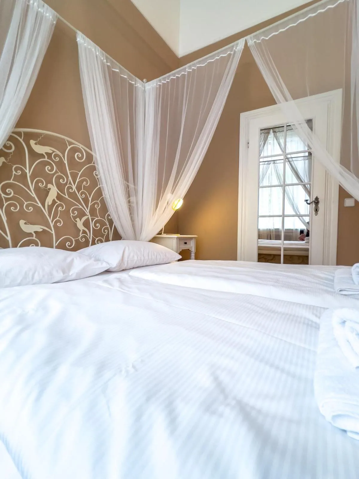 Bed in Hotel-Maison Am Olivaer Platz