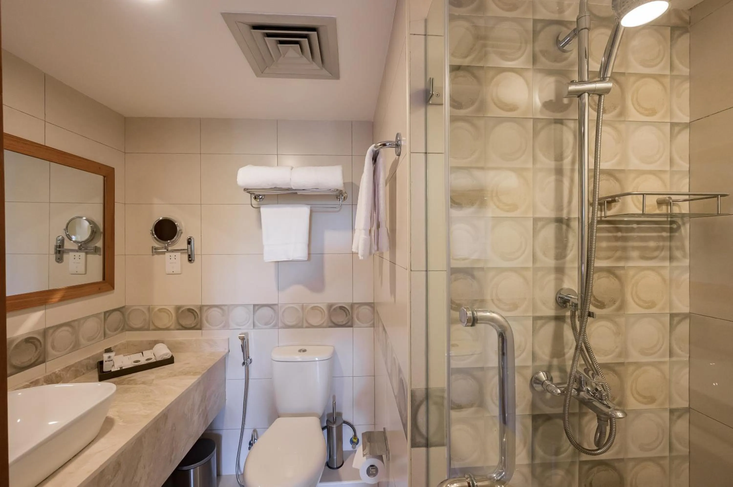 Shower in Sea Cliff Court Hotel & Luxury Apartments