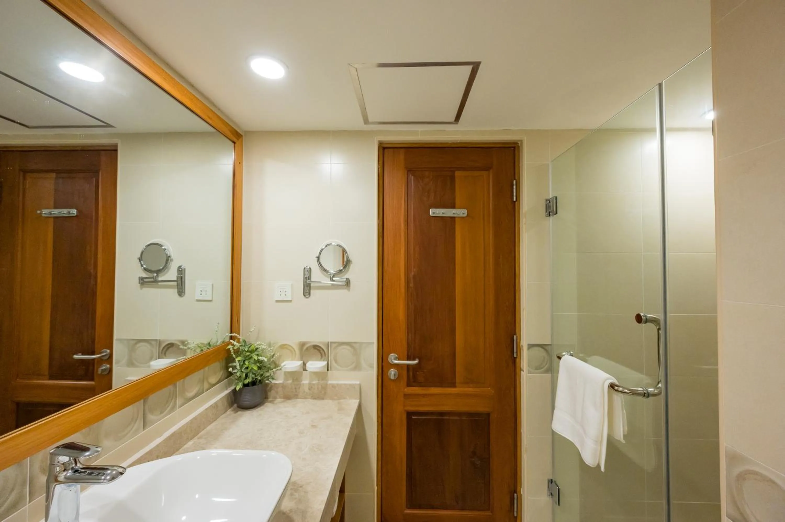 Shower in Sea Cliff Court Hotel & Luxury Apartments