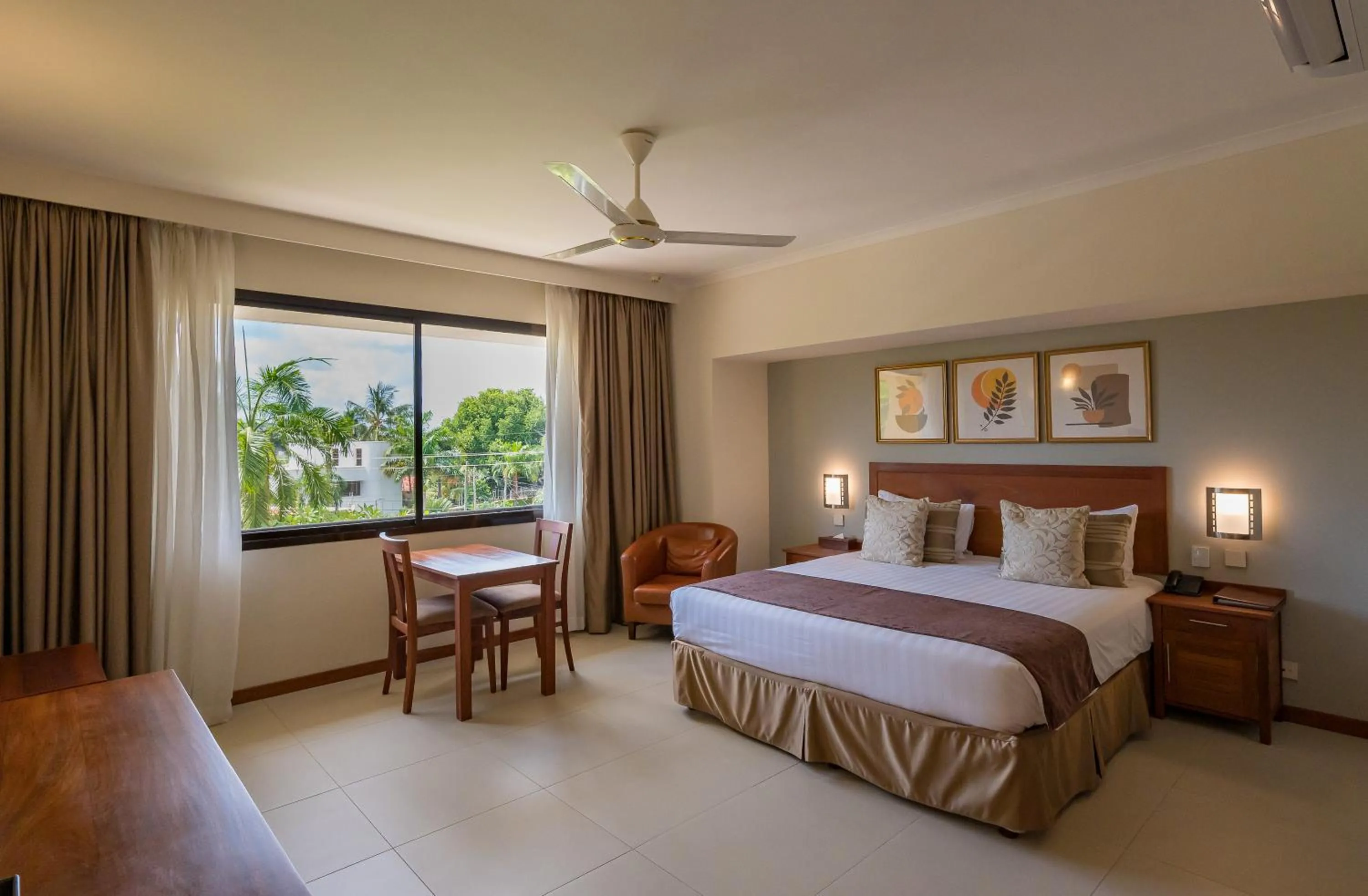 Bed in Sea Cliff Court Hotel & Luxury Apartments