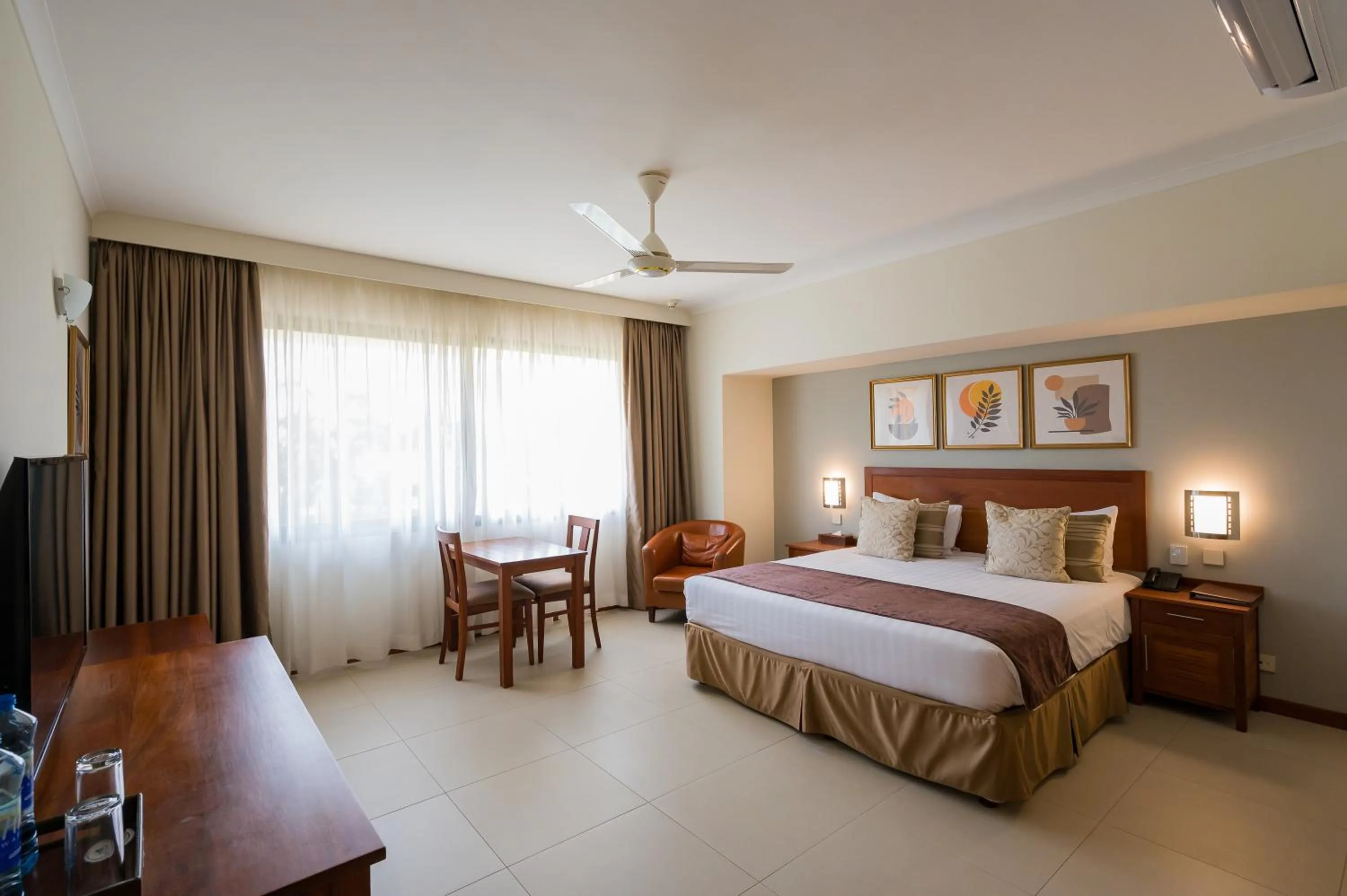 Bed in Sea Cliff Court Hotel & Luxury Apartments