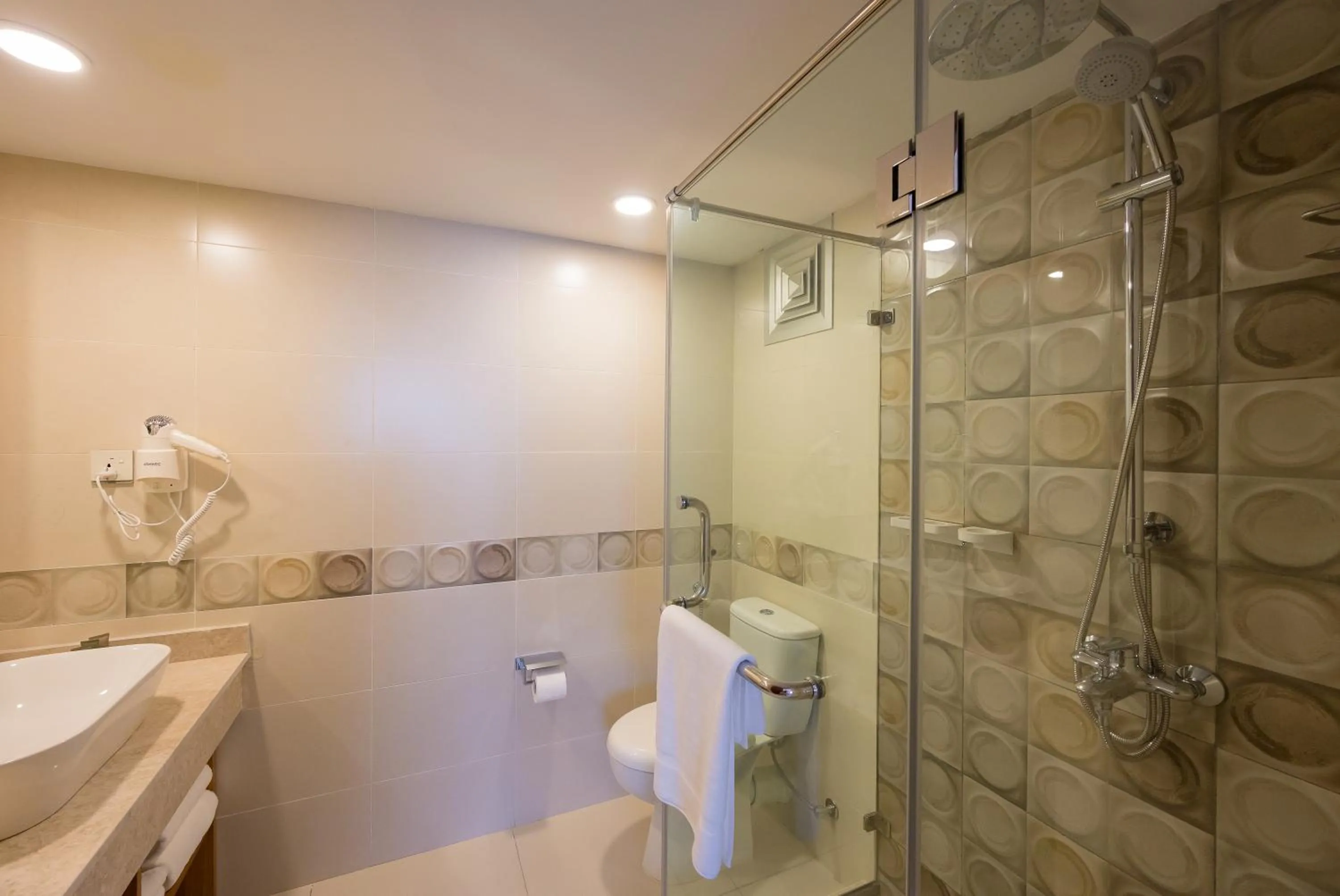 Shower in Sea Cliff Court Hotel & Luxury Apartments
